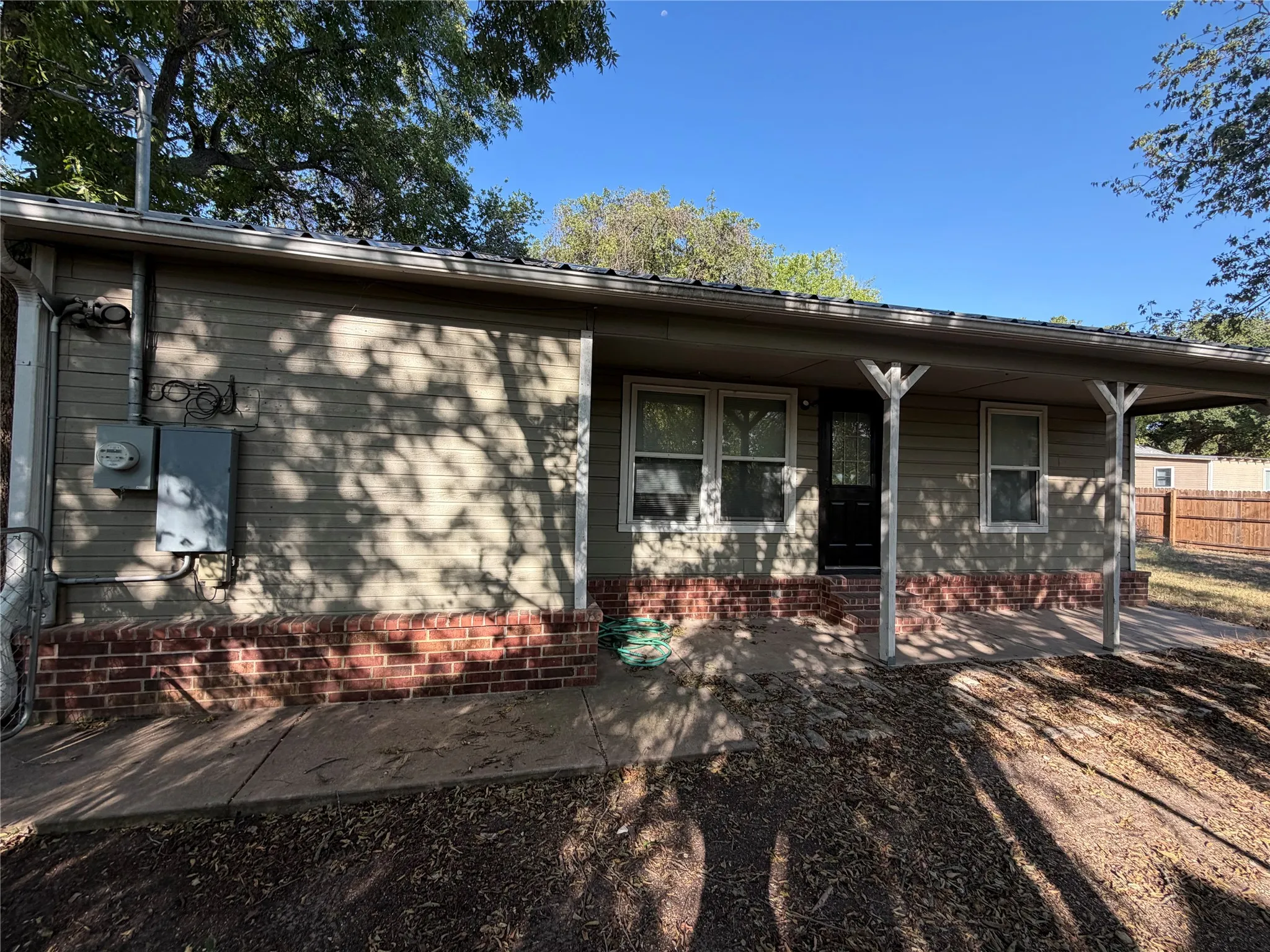 Single Family Residence For Rent in Erath County , 979 W Pecan Street, Stephenville, Texas 76401, 3 Bedroom, 2 Bathroom, Garage spaces, 961 Sqft, built in 1930, mls#21349919, Real Estate Agent in Stephenville, Homes For Rent in Erath county, Homes For Rent in Stephenville, Realtor in Stephenville Texas, Real Estate Brokerage Independent Realty Texas, Luminita Cordes Realtor
