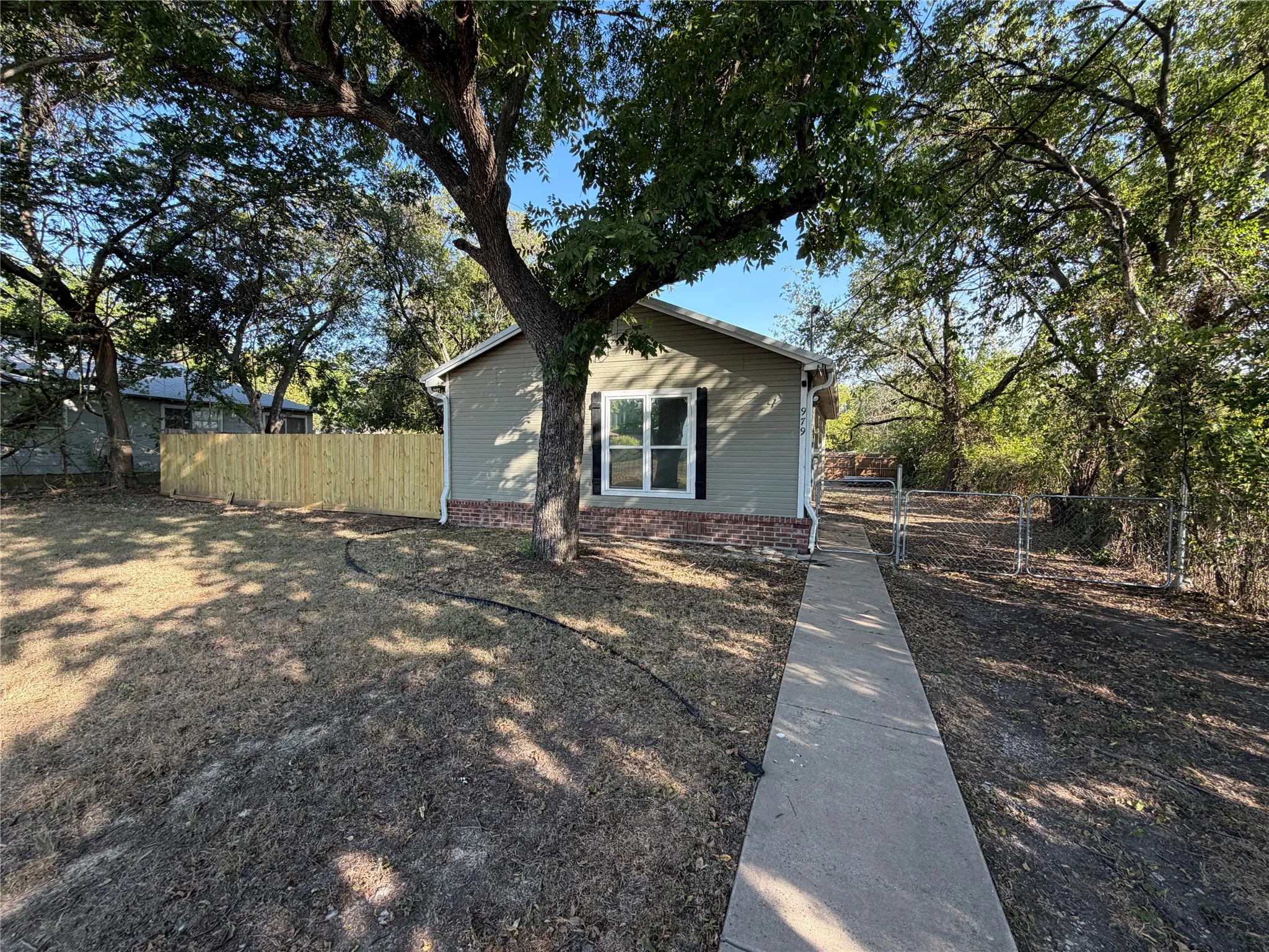 Single Family Residence For Rent in Erath County , 979 W Pecan Street, Stephenville, Texas 76401, 3 Bedroom, 2 Bathroom, Garage spaces, 961 Sqft, built in 1930, mls#21349919, Real Estate Agent in Stephenville, Homes For Rent in Erath county, Homes For Rent in Stephenville, Realtor in Stephenville Texas, Real Estate Brokerage Independent Realty Texas, Luminita Cordes Realtor
