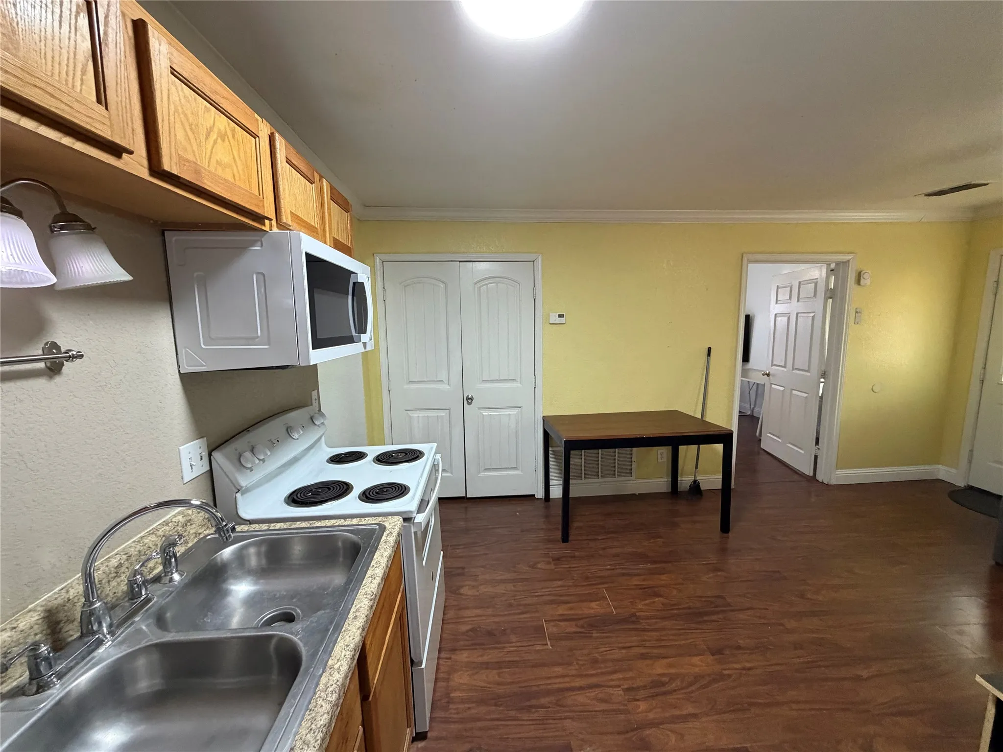 Single Family Residence For Rent in Erath County , 979 W Pecan Street, Stephenville, Texas 76401, 3 Bedroom, 2 Bathroom, Garage spaces, 961 Sqft, built in 1930, mls#21349919, Real Estate Agent in Stephenville, Homes For Rent in Erath county, Homes For Rent in Stephenville, Realtor in Stephenville Texas, Real Estate Brokerage Independent Realty Texas, Luminita Cordes Realtor