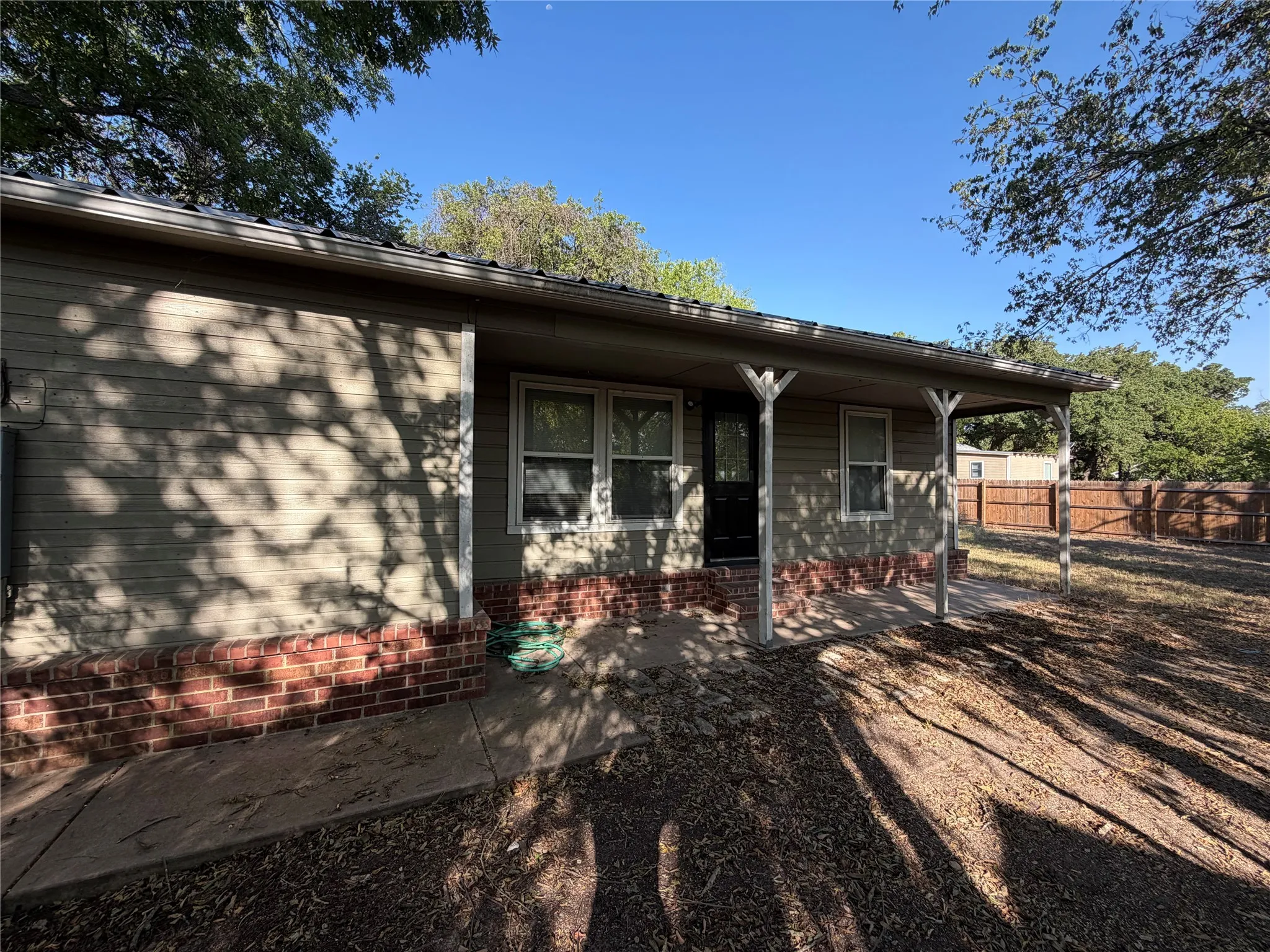 Single Family Residence For Rent in Erath County , 979 W Pecan Street, Stephenville, Texas 76401, 3 Bedroom, 2 Bathroom, Garage spaces, 961 Sqft, built in 1930, mls#21349919, Real Estate Agent in Stephenville, Homes For Rent in Erath county, Homes For Rent in Stephenville, Realtor in Stephenville Texas, Real Estate Brokerage Independent Realty Texas, Luminita Cordes Realtor