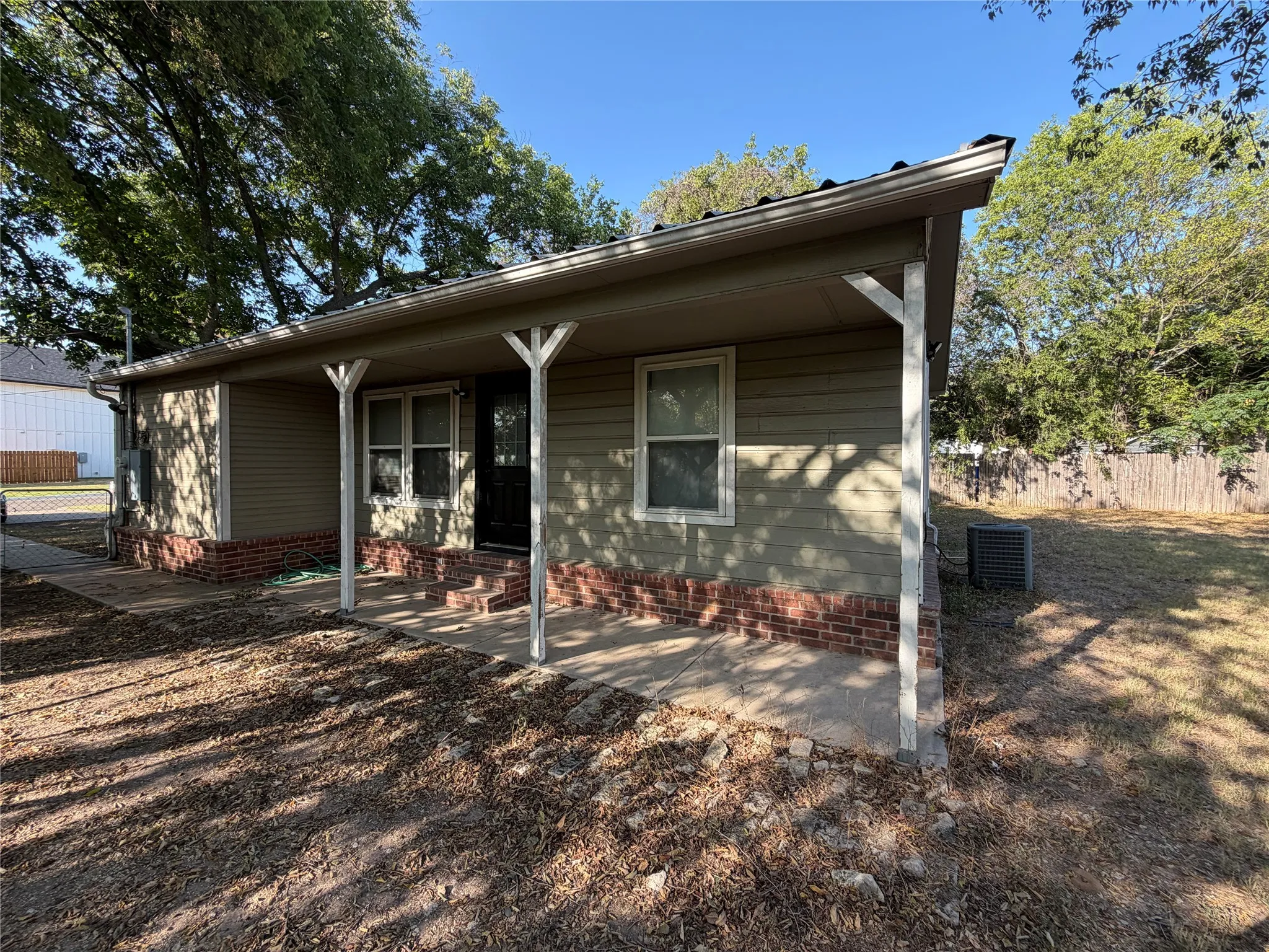 Single Family Residence For Rent in Erath County , 979 W Pecan Street, Stephenville, Texas 76401, 3 Bedroom, 2 Bathroom, Garage spaces, 961 Sqft, built in 1930, mls#21349919, Real Estate Agent in Stephenville, Homes For Rent in Erath county, Homes For Rent in Stephenville, Realtor in Stephenville Texas, Real Estate Brokerage Independent Realty Texas, Luminita Cordes Realtor