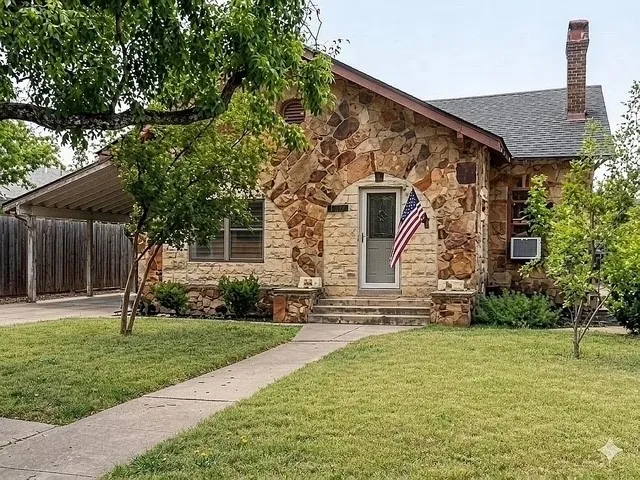 Single Family Residence For Sale in Shackelford County , 232 S Jacobs Street, Albany, Texas 76430, 3 Bedroom, 2 Bathroom, Garage spaces, 2,375 Sqft, built in 1921, mls#21349329, Real Estate Agent in Albany, Homes For Sale in Shackelford county, Homes For Sale in Albany, Realtor in Albany Texas, Real Estate Brokerage Independent Realty Texas, Luminita Cordes Realtor