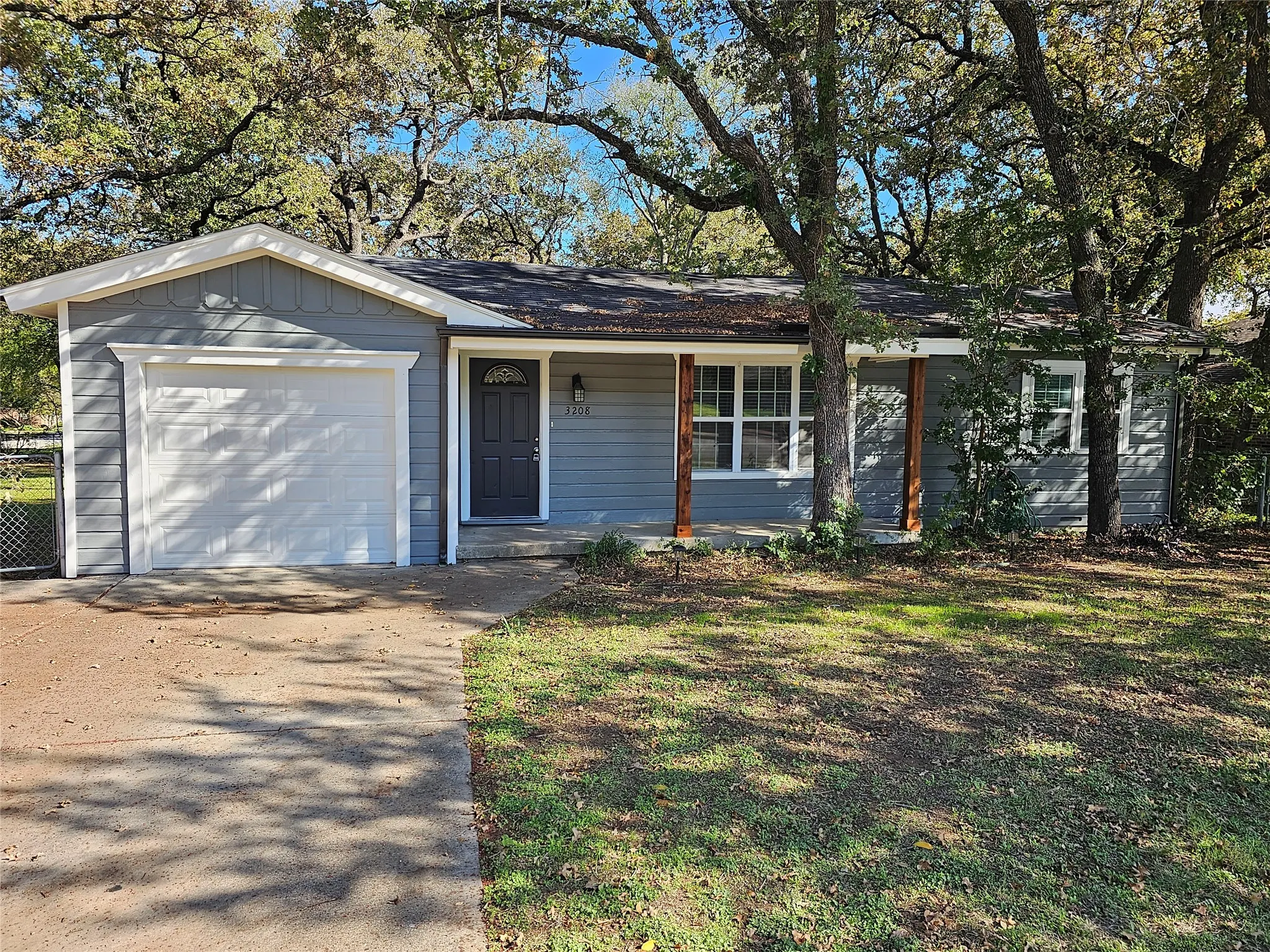 Single Family Residence For Rent in Tarrant County , 3208 Brown Trail, Bedford, Texas 76021, 3 Bedroom, 1 Bathroom, 1 Garage spaces, 1,086 Sqft, built in 1950, mls#21349902, Real Estate Agent in Bedford, Homes For Rent in Tarrant county, Homes For Rent in Bedford, Realtor in Bedford Texas, Real Estate Brokerage Independent Realty Texas, Luminita Cordes Realtor