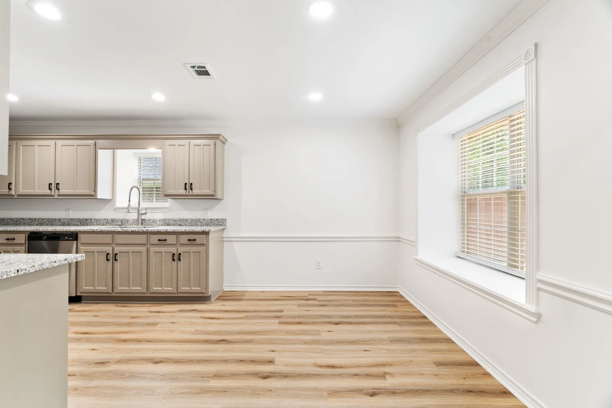 Single Family Residence For Sale in Lamar County , 470 Chestnut Lane, Reno, Texas 75462, 3 Bedroom, 2 Bathroom, 2 Garage spaces, 1,472 Sqft, built in 1995, mls#21349220, Real Estate Agent in Reno, Homes For Sale in Lamar county, Homes For Sale in Reno, Realtor in Reno Texas, Real Estate Brokerage Independent Realty Texas, Luminita Cordes Realtor