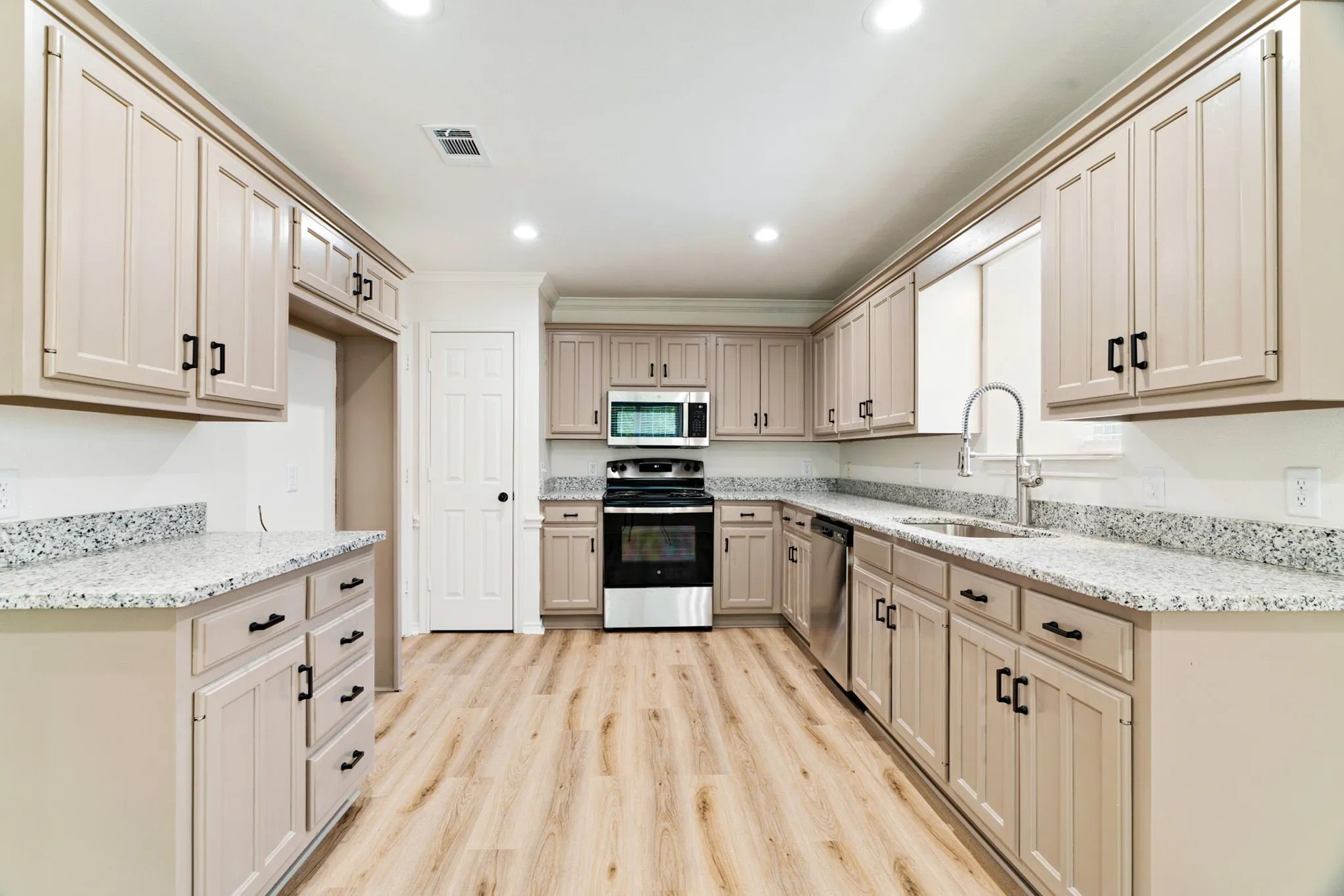 Single Family Residence For Sale in Lamar County , 470 Chestnut Lane, Reno, Texas 75462, 3 Bedroom, 2 Bathroom, 2 Garage spaces, 1,472 Sqft, built in 1995, mls#21349220, Real Estate Agent in Reno, Homes For Sale in Lamar county, Homes For Sale in Reno, Realtor in Reno Texas, Real Estate Brokerage Independent Realty Texas, Luminita Cordes Realtor