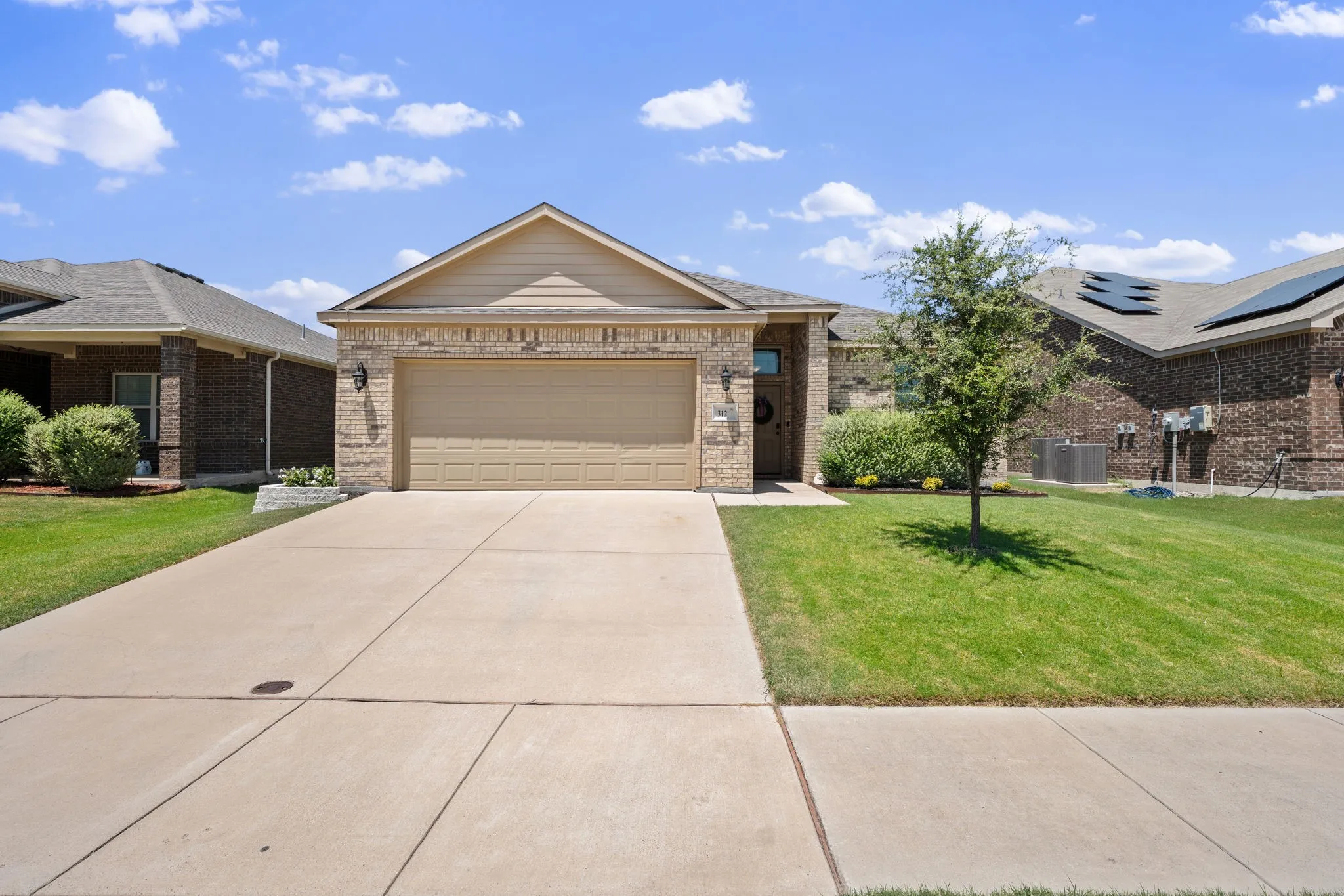 Single Family Residence For Sale in Tarrant County , 312 Marble Creek Drive, Fort Worth, Texas 76131, 3 Bedroom, 2 Bathroom, 2 Garage spaces, 1,471 Sqft, built in 2018, mls#21349971, Real Estate Agent in Fort Worth, Homes For Sale in Tarrant county, Homes For Sale in Fort Worth, Realtor in Fort Worth Texas, Real Estate Brokerage Independent Realty Texas, Luminita Cordes Realtor