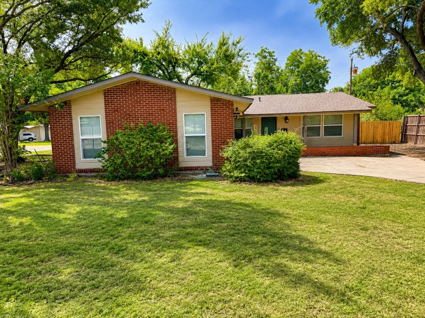 Single Family Residence For Rent in Dallas County , 901 Melrose Drive, Richardson, Texas 75080, 3 Bedroom, 2 Bathroom, 2 Garage spaces, 1,372 Sqft, built in 1962, mls#21349898, Real Estate Agent in Richardson, Homes For Rent in Dallas county, Homes For Rent in Richardson, Realtor in Richardson Texas, Real Estate Brokerage Independent Realty Texas, Luminita Cordes Realtor