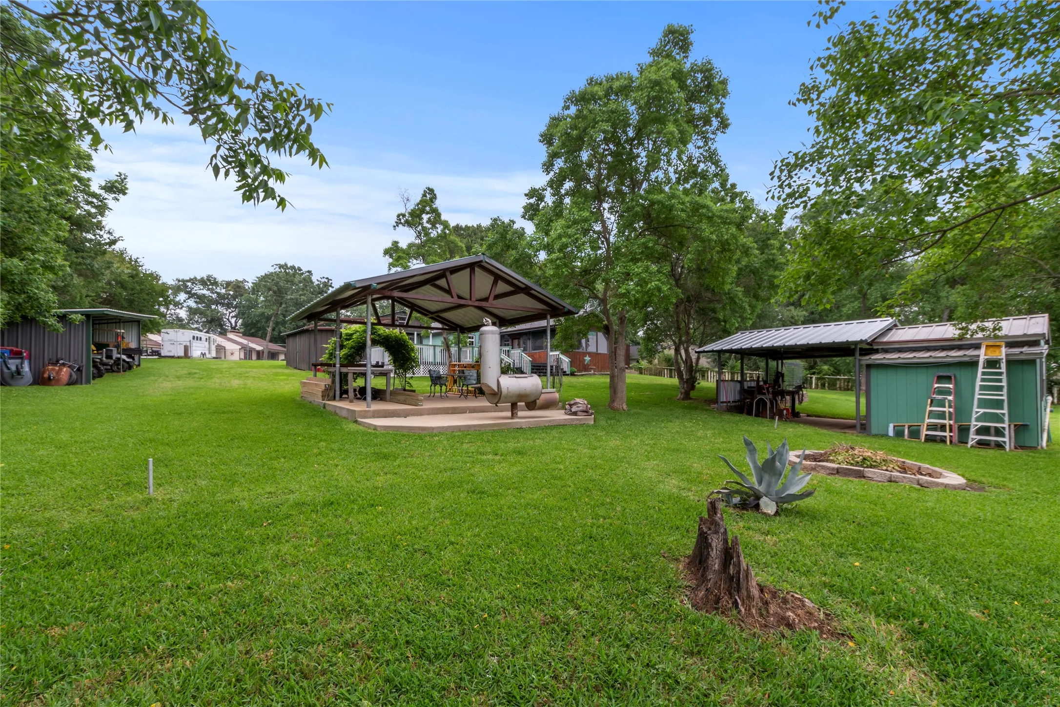 Single Family Residence For Sale in Henderson County , 250 Whispering Oaks Trail, Payne Springs, Texas 75156, 3 Bedrooms, 2 Bathrooms, Garage spaces, 1,189 Sqft, built in 1990, Price $749,900, mls#21349952, Real Estate Agent in Payne Springs, Homes For Sale in Henderson county, Homes For Sale in Payne Springs, Realtor in Payne Springs Texas, Real Estate Brokerage Independent Realty Texas, Luminita Cordes Realtor
