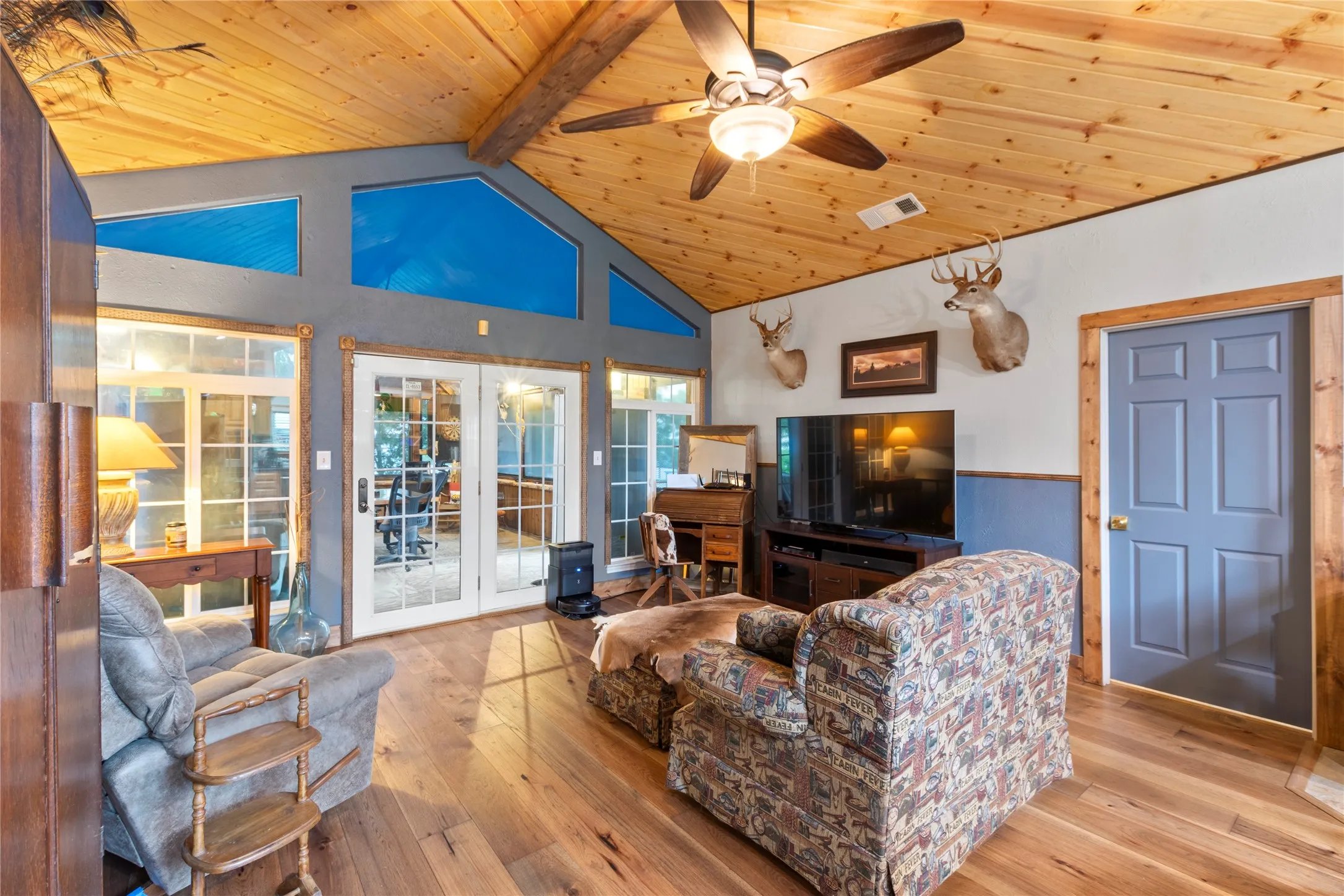 Single Family Residence For Sale in Henderson County , 250 Whispering Oaks Trail, Payne Springs, Texas 75156, 3 Bedrooms, 2 Bathrooms, Garage spaces, 1,189 Sqft, built in 1990, Price $749,900, mls#21349952, Real Estate Agent in Payne Springs, Homes For Sale in Henderson county, Homes For Sale in Payne Springs, Realtor in Payne Springs Texas, Real Estate Brokerage Independent Realty Texas, Luminita Cordes Realtor