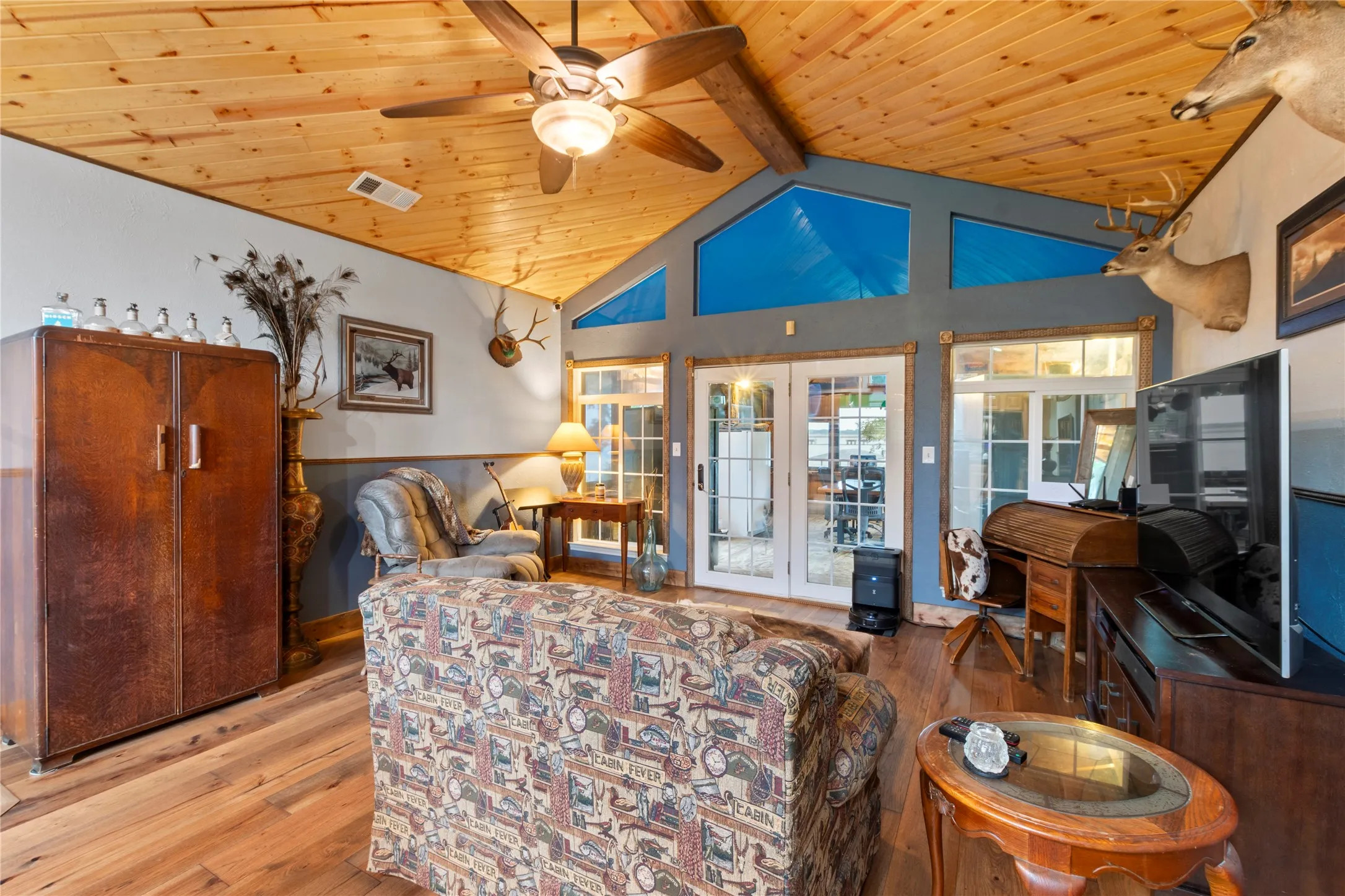 Single Family Residence For Sale in Henderson County , 250 Whispering Oaks Trail, Payne Springs, Texas 75156, 3 Bedrooms, 2 Bathrooms, Garage spaces, 1,189 Sqft, built in 1990, Price $749,900, mls#21349952, Real Estate Agent in Payne Springs, Homes For Sale in Henderson county, Homes For Sale in Payne Springs, Realtor in Payne Springs Texas, Real Estate Brokerage Independent Realty Texas, Luminita Cordes Realtor