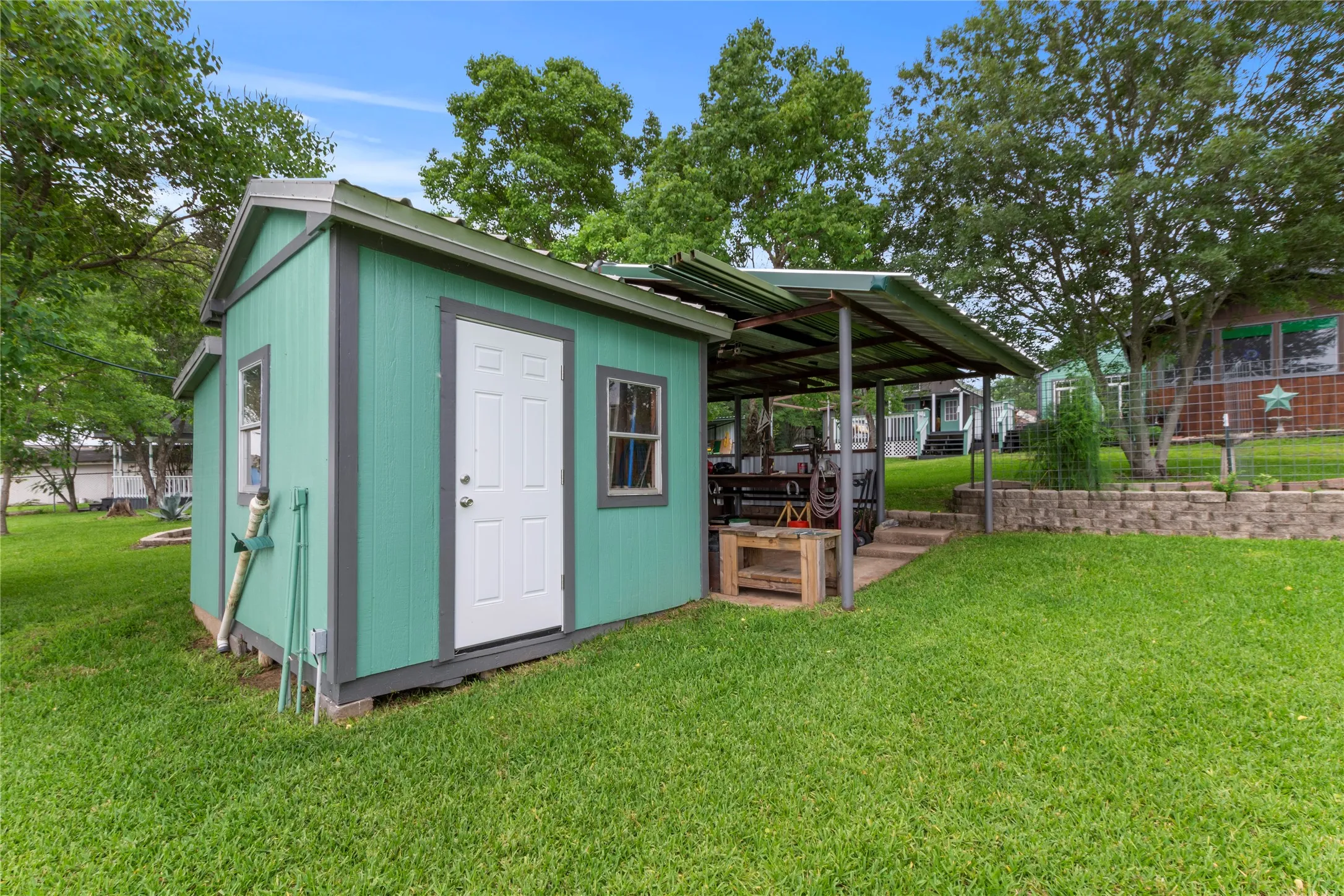 Single Family Residence For Sale in Henderson County , 250 Whispering Oaks Trail, Payne Springs, Texas 75156, 3 Bedrooms, 2 Bathrooms, Garage spaces, 1,189 Sqft, built in 1990, Price $749,900, mls#21349952, Real Estate Agent in Payne Springs, Homes For Sale in Henderson county, Homes For Sale in Payne Springs, Realtor in Payne Springs Texas, Real Estate Brokerage Independent Realty Texas, Luminita Cordes Realtor