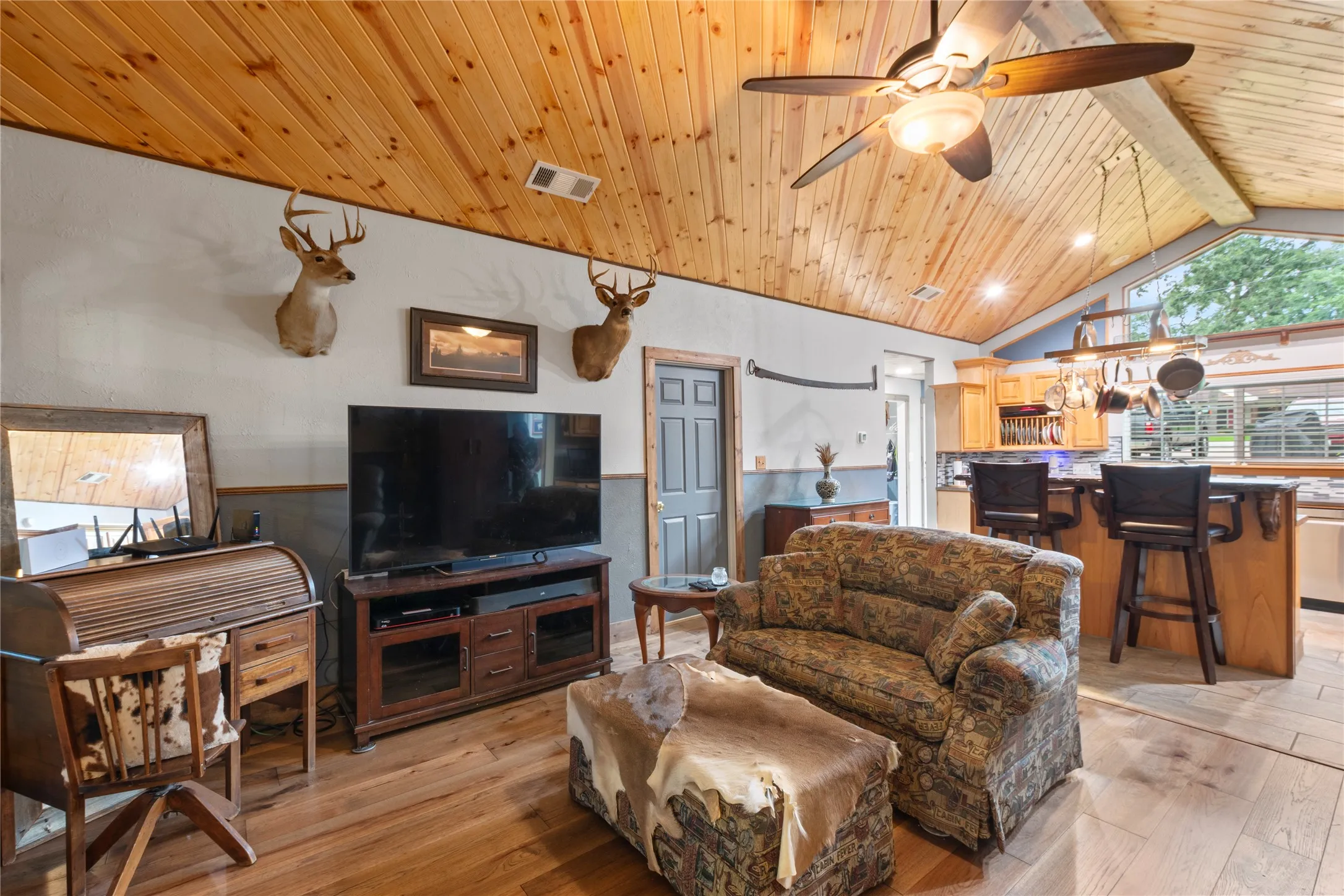 Single Family Residence For Sale in Henderson County , 250 Whispering Oaks Trail, Payne Springs, Texas 75156, 3 Bedrooms, 2 Bathrooms, Garage spaces, 1,189 Sqft, built in 1990, Price $749,900, mls#21349952, Real Estate Agent in Payne Springs, Homes For Sale in Henderson county, Homes For Sale in Payne Springs, Realtor in Payne Springs Texas, Real Estate Brokerage Independent Realty Texas, Luminita Cordes Realtor