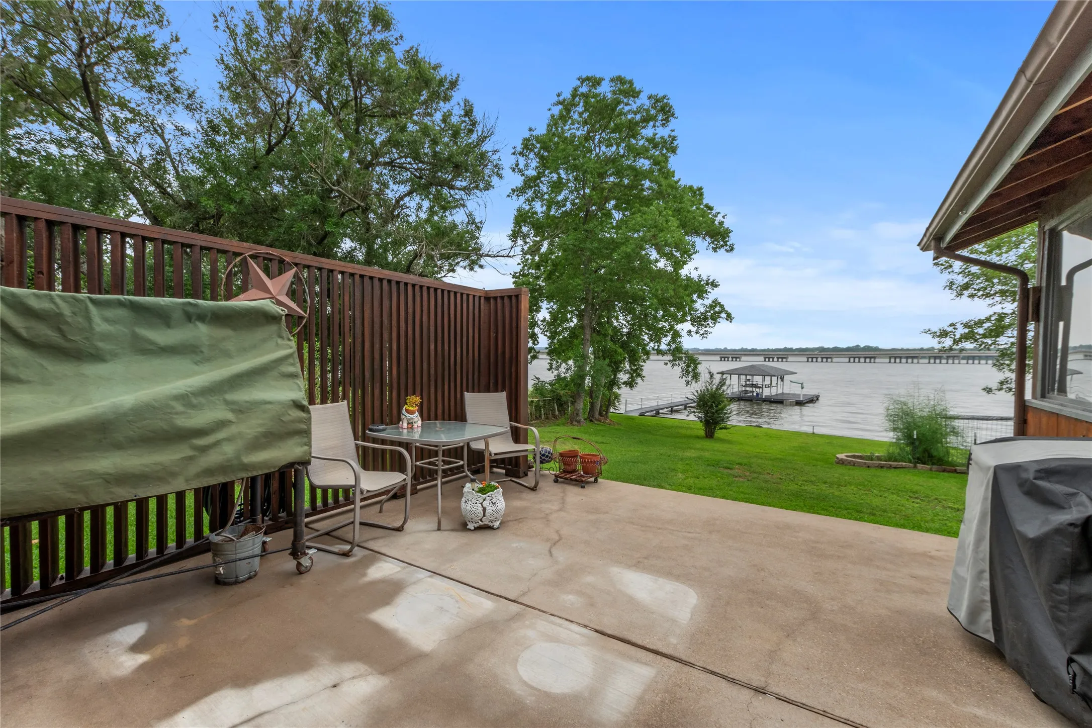 Single Family Residence For Sale in Henderson County , 250 Whispering Oaks Trail, Payne Springs, Texas 75156, 3 Bedrooms, 2 Bathrooms, Garage spaces, 1,189 Sqft, built in 1990, Price $749,900, mls#21349952, Real Estate Agent in Payne Springs, Homes For Sale in Henderson county, Homes For Sale in Payne Springs, Realtor in Payne Springs Texas, Real Estate Brokerage Independent Realty Texas, Luminita Cordes Realtor