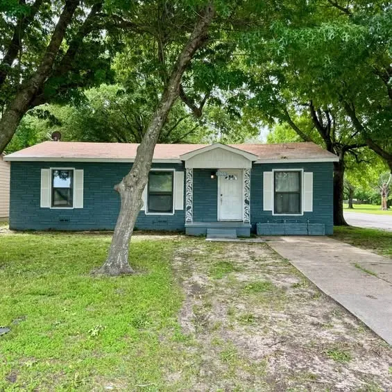 Single Family Residence For Sale in Fannin County , 1505 Lynn Street, Bonham, Texas 75418, 3 Bedrooms, 2 Bathrooms, Garage spaces, 1,292 Sqft, built in 1955, Price $165,900, mls#21349044, Real Estate Agent in Bonham, Homes For Sale in Fannin county, Homes For Sale in Bonham, Realtor in Bonham Texas, Real Estate Brokerage Independent Realty Texas, Luminita Cordes Realtor