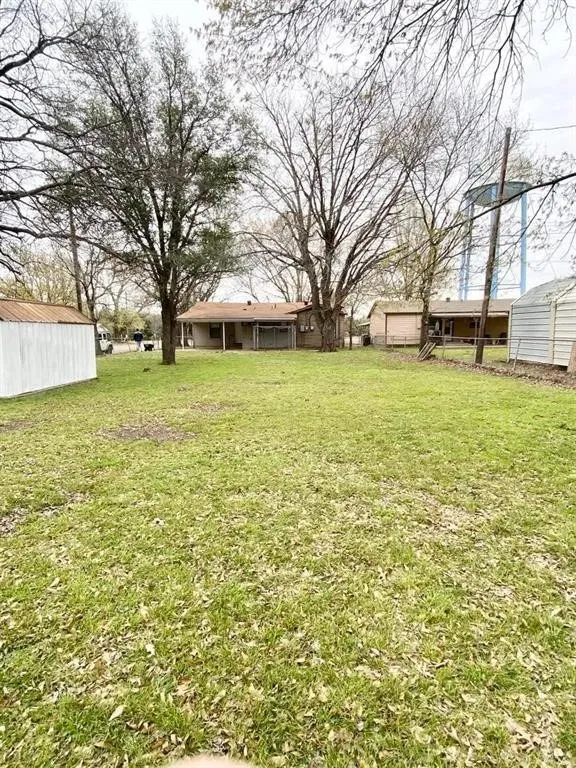 Single Family Residence For Sale in Fannin County , 1505 Lynn Street, Bonham, Texas 75418, 3 Bedrooms, 2 Bathrooms, Garage spaces, 1,292 Sqft, built in 1955, Price $165,900, mls#21349044, Real Estate Agent in Bonham, Homes For Sale in Fannin county, Homes For Sale in Bonham, Realtor in Bonham Texas, Real Estate Brokerage Independent Realty Texas, Luminita Cordes Realtor