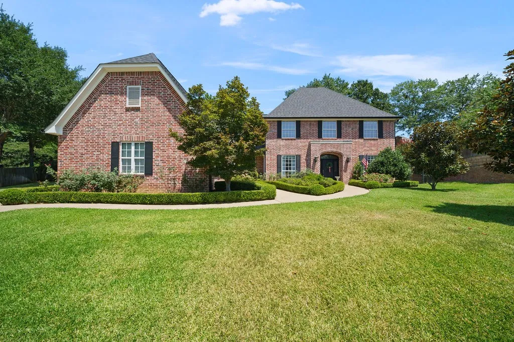 Single Family Residence For Sale in Smith County , 7637 Light Horse Court, Tyler, Texas 75703, 4 Bedroom, 4 Bathroom, 3 Garage spaces, 4,100 Sqft, built in 2005, mls#21344687, Real Estate Agent in Tyler, Homes For Sale in Smith county, Homes For Sale in Tyler, Realtor in Tyler Texas, Real Estate Brokerage Independent Realty Texas, Luminita Cordes Realtor