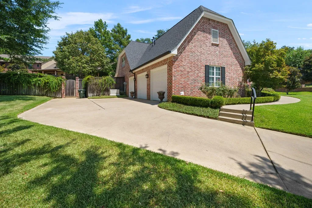 Single Family Residence For Sale in Smith County , 7637 Light Horse Court, Tyler, Texas 75703, 4 Bedroom, 4 Bathroom, 3 Garage spaces, 4,100 Sqft, built in 2005, mls#21344687, Real Estate Agent in Tyler, Homes For Sale in Smith county, Homes For Sale in Tyler, Realtor in Tyler Texas, Real Estate Brokerage Independent Realty Texas, Luminita Cordes Realtor