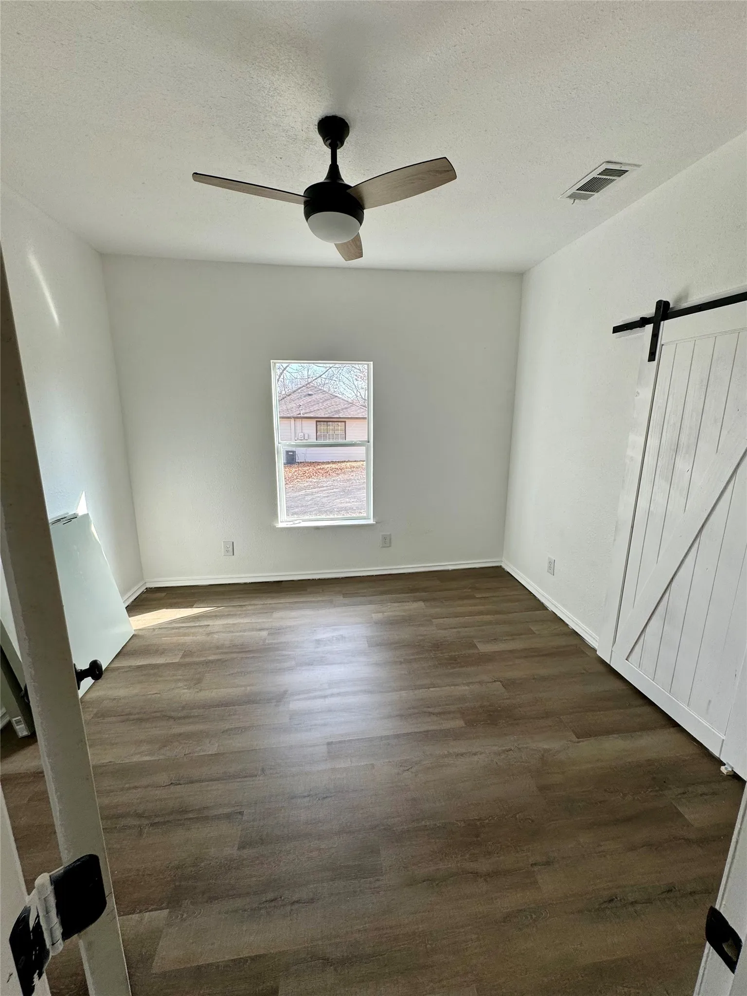 Single Family Residence For Sale in Fannin County , 400 S 4th Street, Bonham, Texas 75418, 3 Bedroom, 2 Bathroom, Garage spaces, 1,212 Sqft, built in 1920, mls#21350006, Real Estate Agent in Bonham, Homes For Sale in Fannin county, Homes For Sale in Bonham, Realtor in Bonham Texas, Real Estate Brokerage Independent Realty Texas, Luminita Cordes Realtor