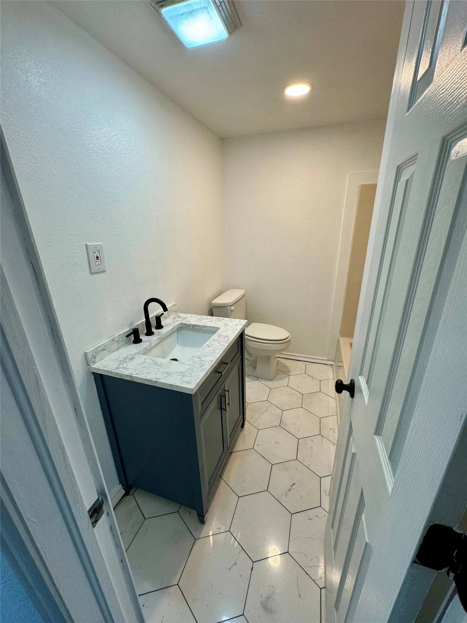 Single Family Residence For Sale in Fannin County , 400 S 4th Street, Bonham, Texas 75418, 3 Bedroom, 2 Bathroom, Garage spaces, 1,212 Sqft, built in 1920, mls#21350006, Real Estate Agent in Bonham, Homes For Sale in Fannin county, Homes For Sale in Bonham, Realtor in Bonham Texas, Real Estate Brokerage Independent Realty Texas, Luminita Cordes Realtor