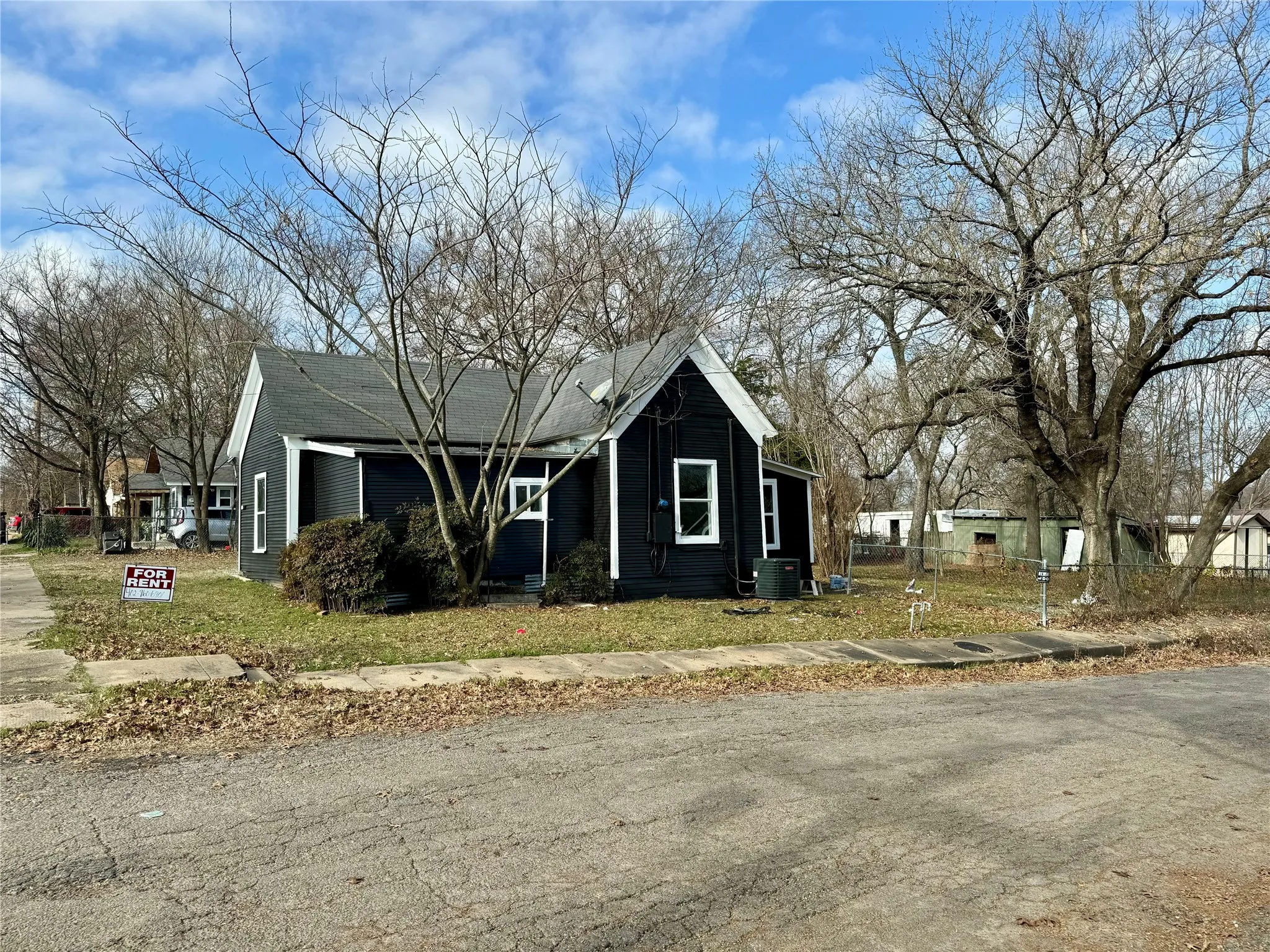 Single Family Residence For Sale in Fannin County , 400 S 4th Street, Bonham, Texas 75418, 3 Bedroom, 2 Bathroom, Garage spaces, 1,212 Sqft, built in 1920, mls#21350006, Real Estate Agent in Bonham, Homes For Sale in Fannin county, Homes For Sale in Bonham, Realtor in Bonham Texas, Real Estate Brokerage Independent Realty Texas, Luminita Cordes Realtor