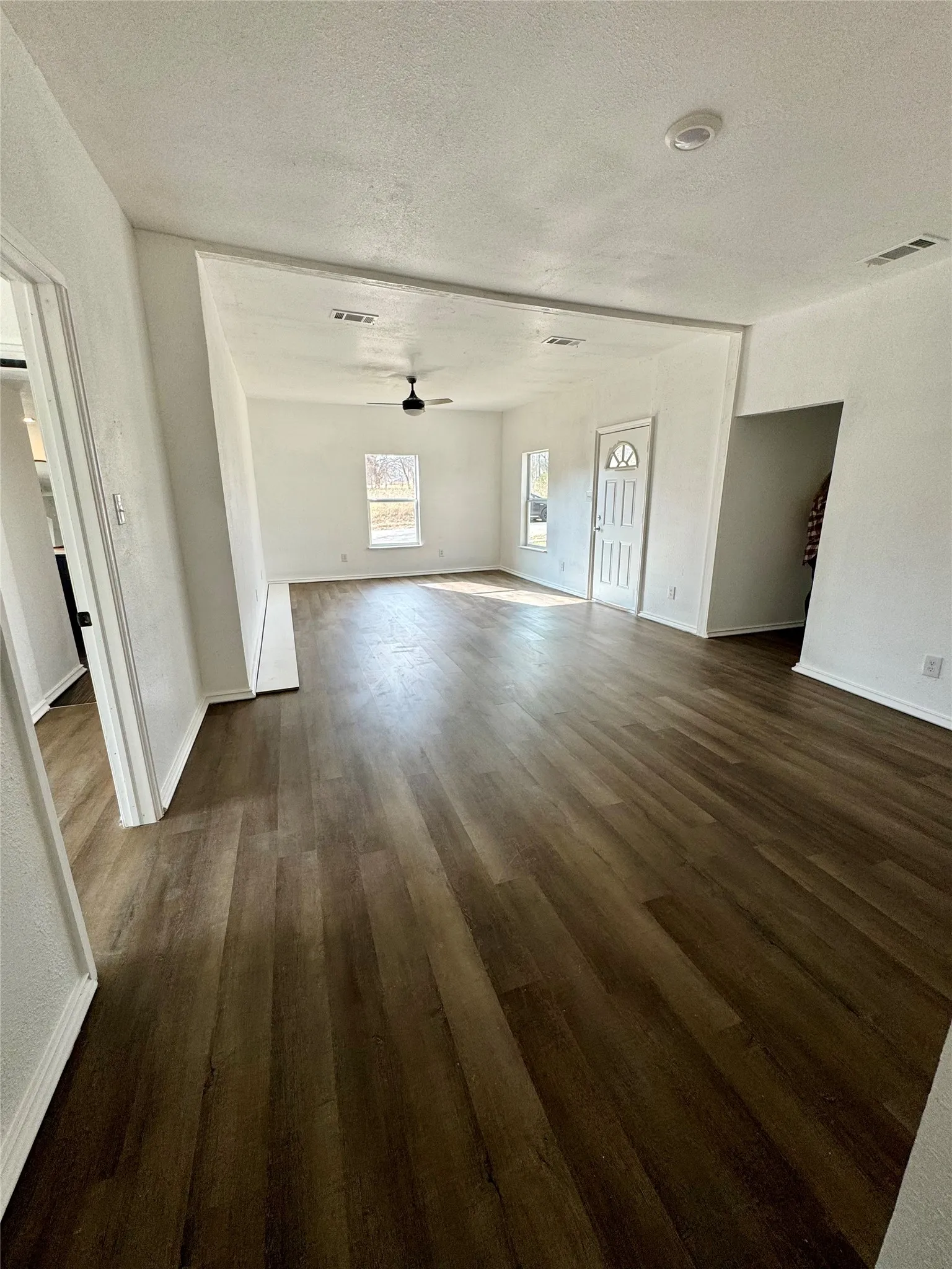 Single Family Residence For Sale in Fannin County , 400 S 4th Street, Bonham, Texas 75418, 3 Bedroom, 2 Bathroom, Garage spaces, 1,212 Sqft, built in 1920, mls#21350006, Real Estate Agent in Bonham, Homes For Sale in Fannin county, Homes For Sale in Bonham, Realtor in Bonham Texas, Real Estate Brokerage Independent Realty Texas, Luminita Cordes Realtor