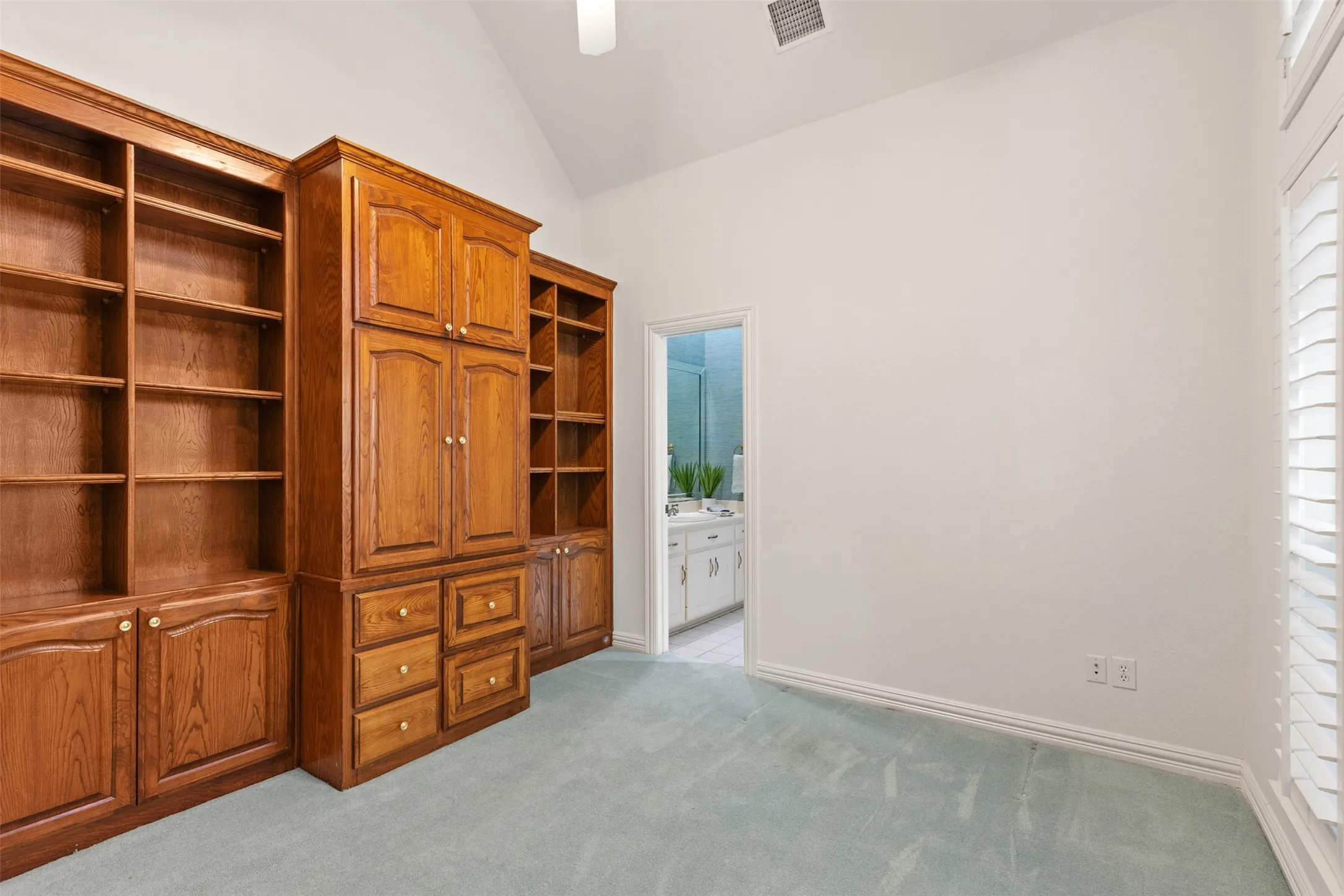 Single Family Residence For Sale in Dallas County , 8644 Breakers Point, Dallas, Texas 75243, 3 Bedroom, 3 Bathroom, 2 Garage spaces, 2,576 Sqft, built in 1992, mls#21344604, Real Estate Agent in Dallas, Homes For Sale in Dallas county, Homes For Sale in Dallas, Realtor in Dallas Texas, Real Estate Brokerage Independent Realty Texas, Luminita Cordes Realtor