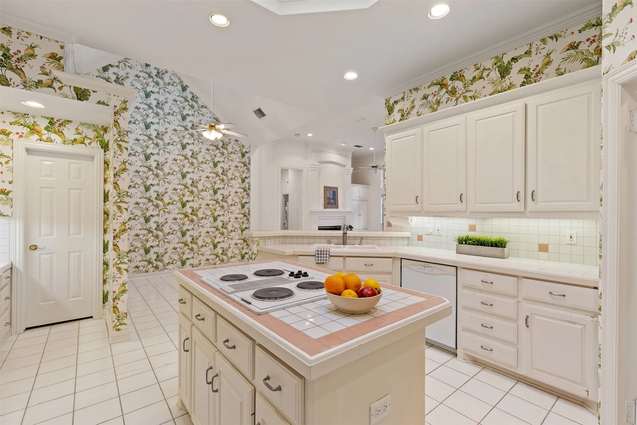 Single Family Residence For Sale in Dallas County , 8644 Breakers Point, Dallas, Texas 75243, 3 Bedroom, 3 Bathroom, 2 Garage spaces, 2,576 Sqft, built in 1992, mls#21344604, Real Estate Agent in Dallas, Homes For Sale in Dallas county, Homes For Sale in Dallas, Realtor in Dallas Texas, Real Estate Brokerage Independent Realty Texas, Luminita Cordes Realtor