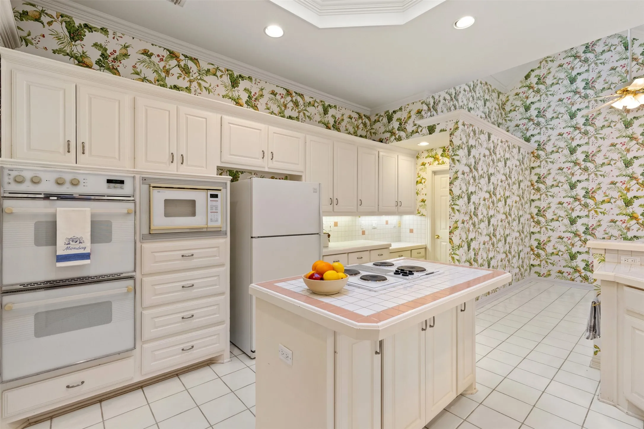 Single Family Residence For Sale in Dallas County , 8644 Breakers Point, Dallas, Texas 75243, 3 Bedroom, 3 Bathroom, 2 Garage spaces, 2,576 Sqft, built in 1992, mls#21344604, Real Estate Agent in Dallas, Homes For Sale in Dallas county, Homes For Sale in Dallas, Realtor in Dallas Texas, Real Estate Brokerage Independent Realty Texas, Luminita Cordes Realtor