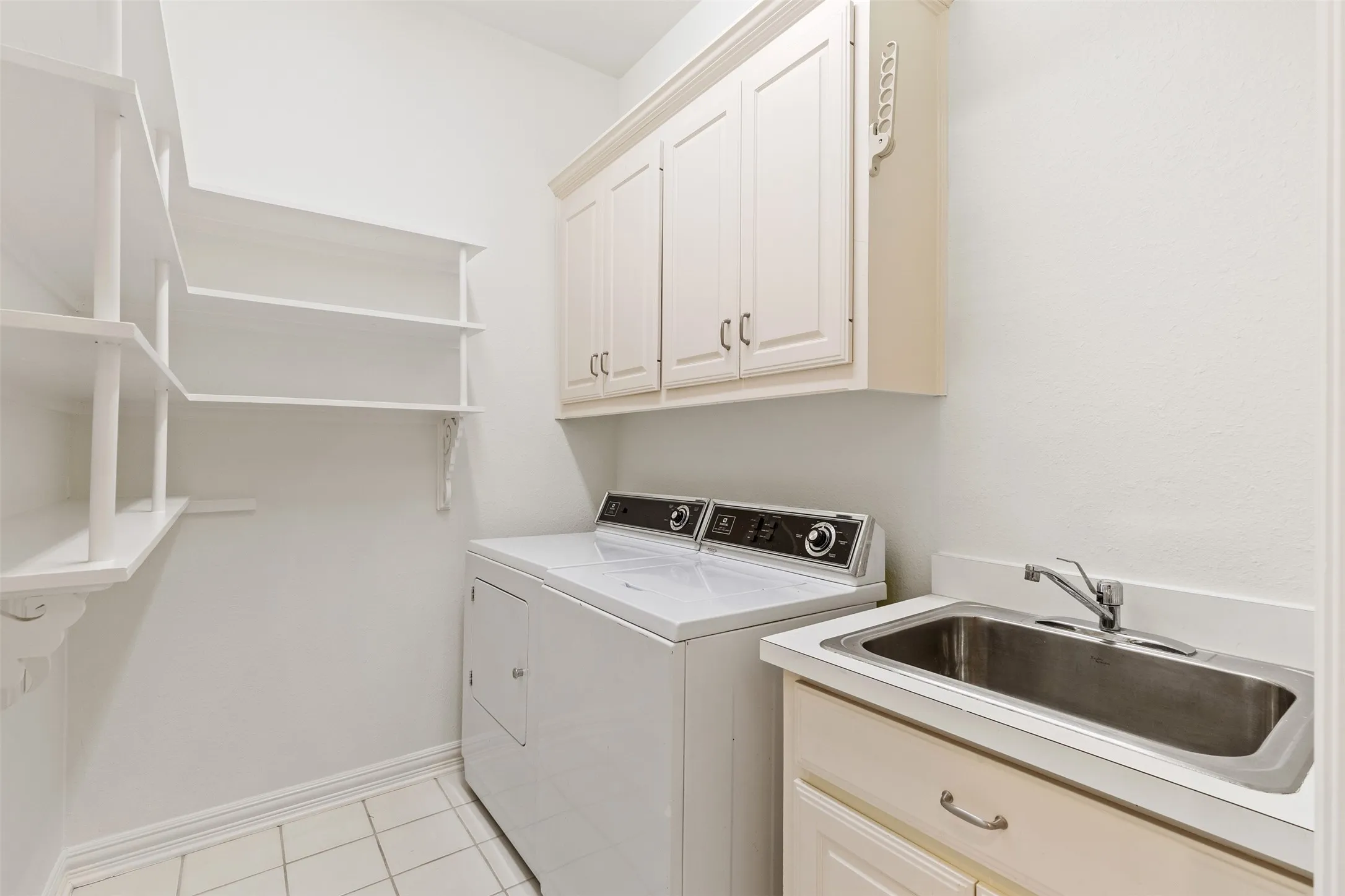 Single Family Residence For Sale in Dallas County , 8644 Breakers Point, Dallas, Texas 75243, 3 Bedroom, 3 Bathroom, 2 Garage spaces, 2,576 Sqft, built in 1992, mls#21344604, Real Estate Agent in Dallas, Homes For Sale in Dallas county, Homes For Sale in Dallas, Realtor in Dallas Texas, Real Estate Brokerage Independent Realty Texas, Luminita Cordes Realtor