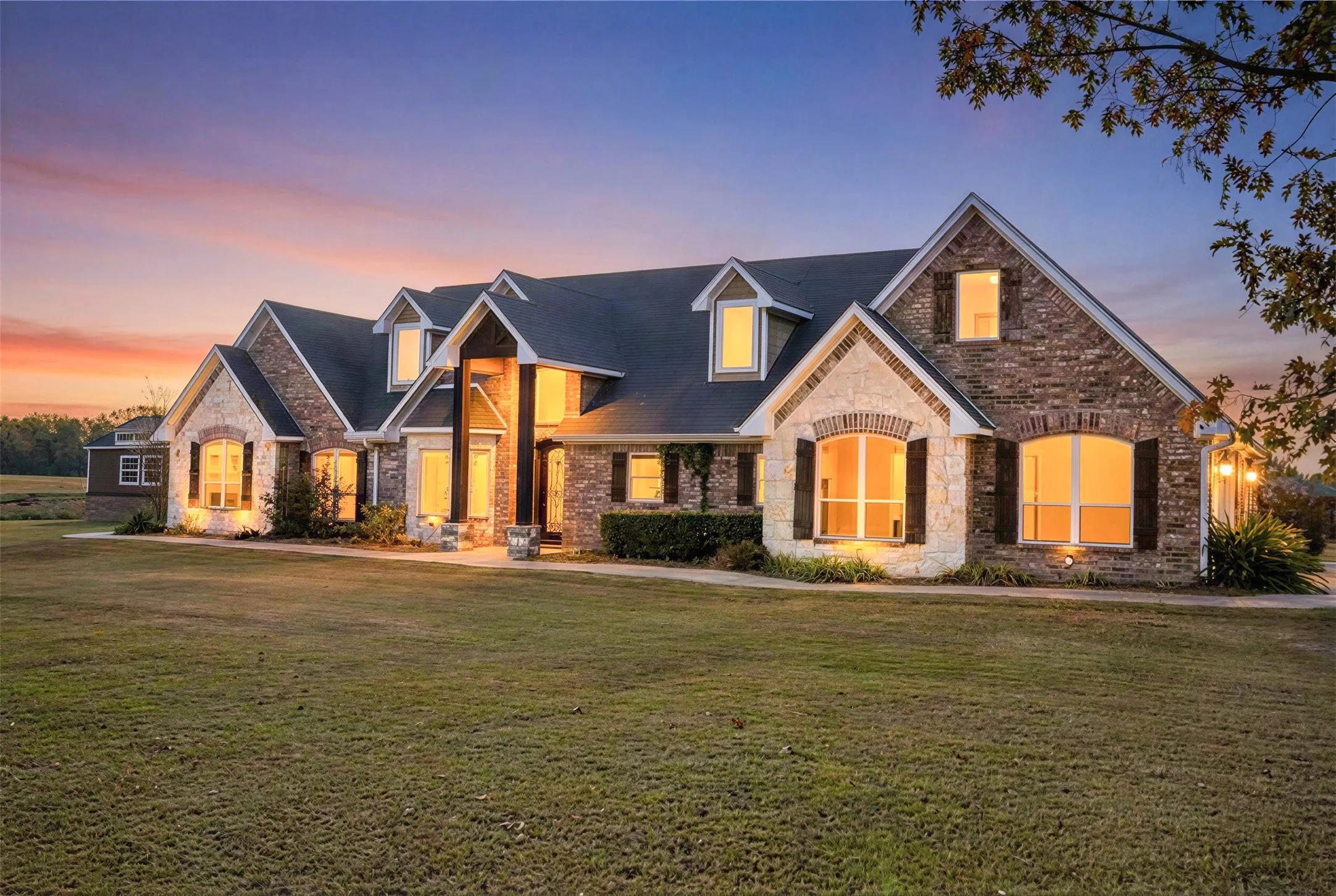 Single Family Residence For Sale in Hopkins County , 89 Ely Drive, Sulphur Springs, Texas 75482, 4 Bedrooms, 2 Bathrooms, 2 Garage spaces, 2,520 Sqft, built in 2016, Price $649,995, mls#21349618, Real Estate Agent in Sulphur Springs, Homes For Sale in Hopkins county, Homes For Sale in Sulphur Springs, Realtor in Sulphur Springs Texas, Real Estate Brokerage Independent Realty Texas, Luminita Cordes Realtor