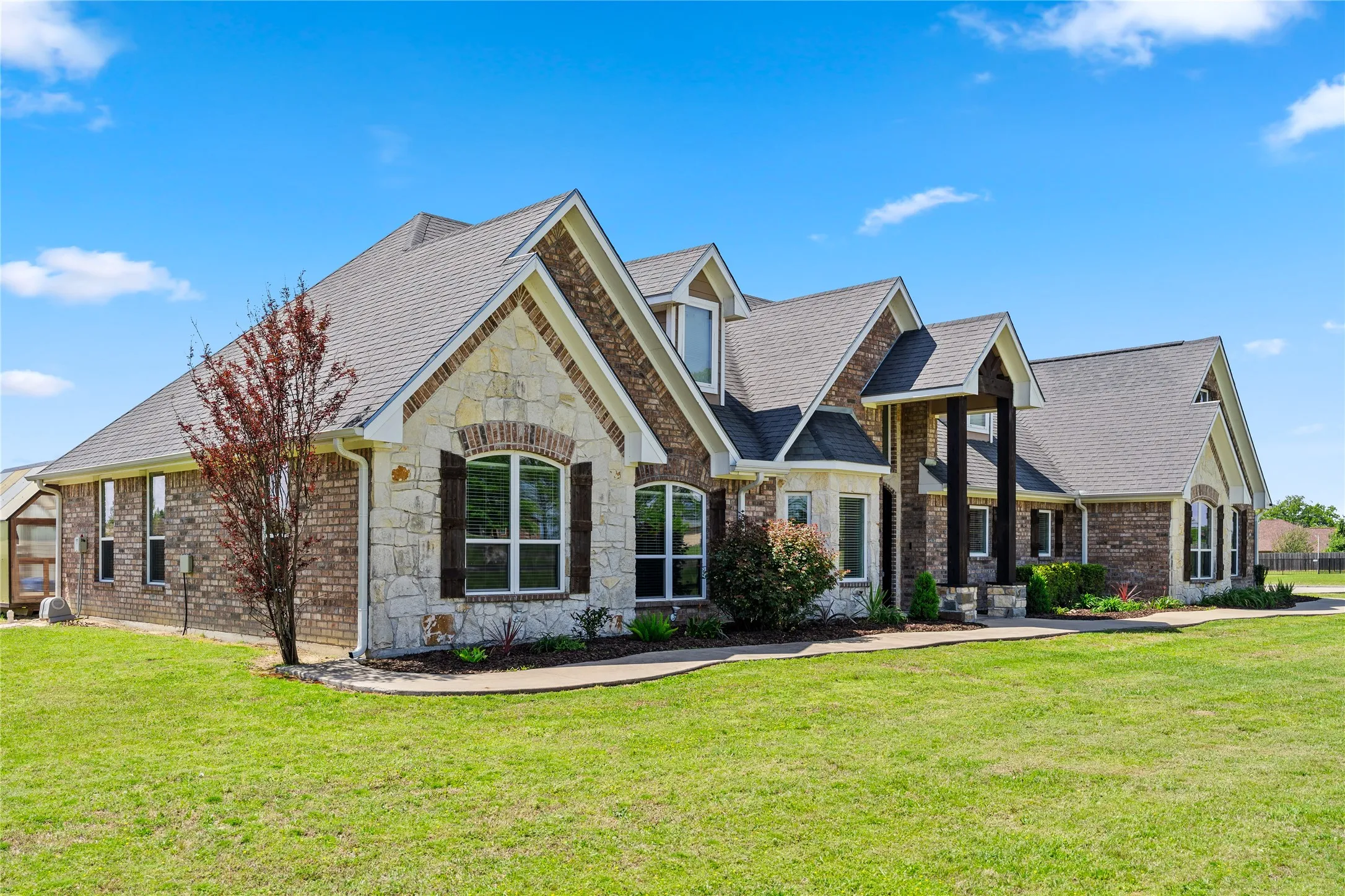 Single Family Residence For Sale in Hopkins County , 89 Ely Drive, Sulphur Springs, Texas 75482, 4 Bedrooms, 2 Bathrooms, 2 Garage spaces, 2,520 Sqft, built in 2016, Price $649,995, mls#21349618, Real Estate Agent in Sulphur Springs, Homes For Sale in Hopkins county, Homes For Sale in Sulphur Springs, Realtor in Sulphur Springs Texas, Real Estate Brokerage Independent Realty Texas, Luminita Cordes Realtor