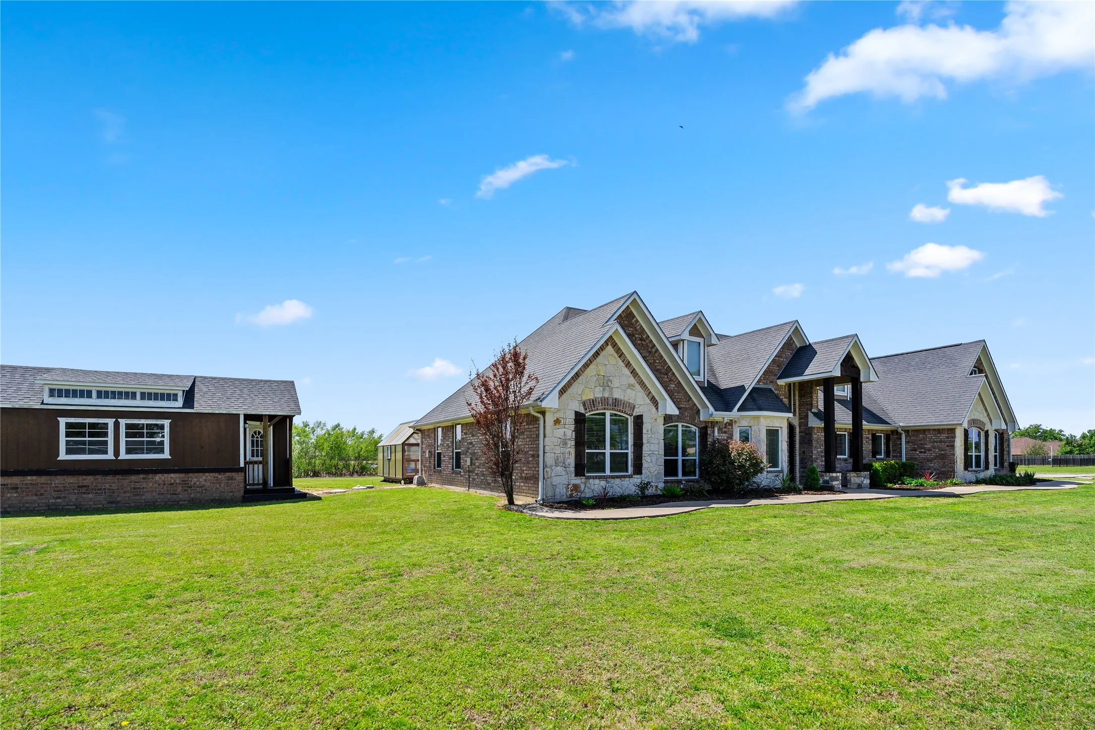 Single Family Residence For Sale in Hopkins County , 89 Ely Drive, Sulphur Springs, Texas 75482, 4 Bedrooms, 2 Bathrooms, 2 Garage spaces, 2,520 Sqft, built in 2016, Price $649,995, mls#21349618, Real Estate Agent in Sulphur Springs, Homes For Sale in Hopkins county, Homes For Sale in Sulphur Springs, Realtor in Sulphur Springs Texas, Real Estate Brokerage Independent Realty Texas, Luminita Cordes Realtor
