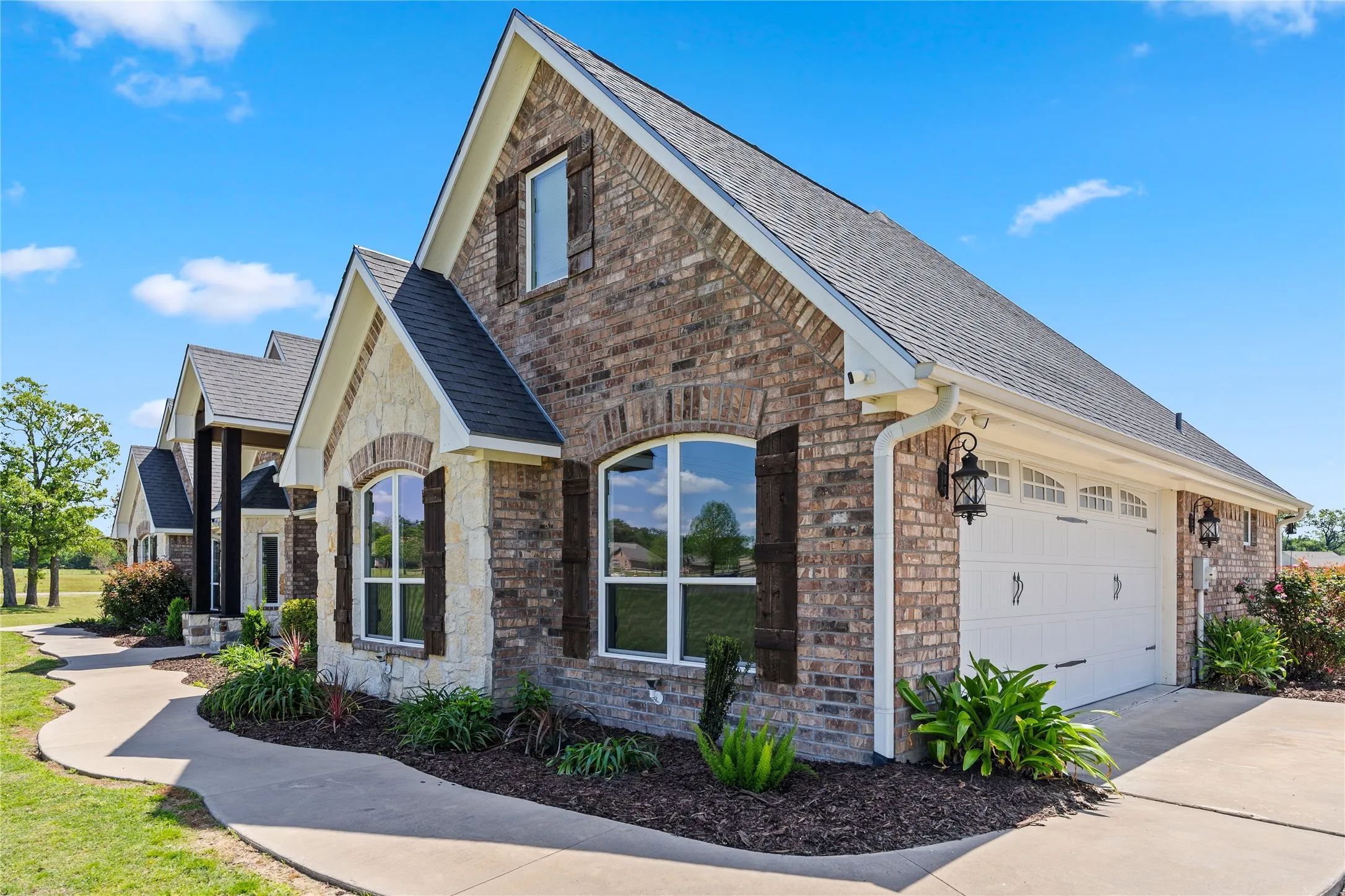 Single Family Residence For Sale in Hopkins County , 89 Ely Drive, Sulphur Springs, Texas 75482, 4 Bedrooms, 2 Bathrooms, 2 Garage spaces, 2,520 Sqft, built in 2016, Price $649,995, mls#21349618, Real Estate Agent in Sulphur Springs, Homes For Sale in Hopkins county, Homes For Sale in Sulphur Springs, Realtor in Sulphur Springs Texas, Real Estate Brokerage Independent Realty Texas, Luminita Cordes Realtor