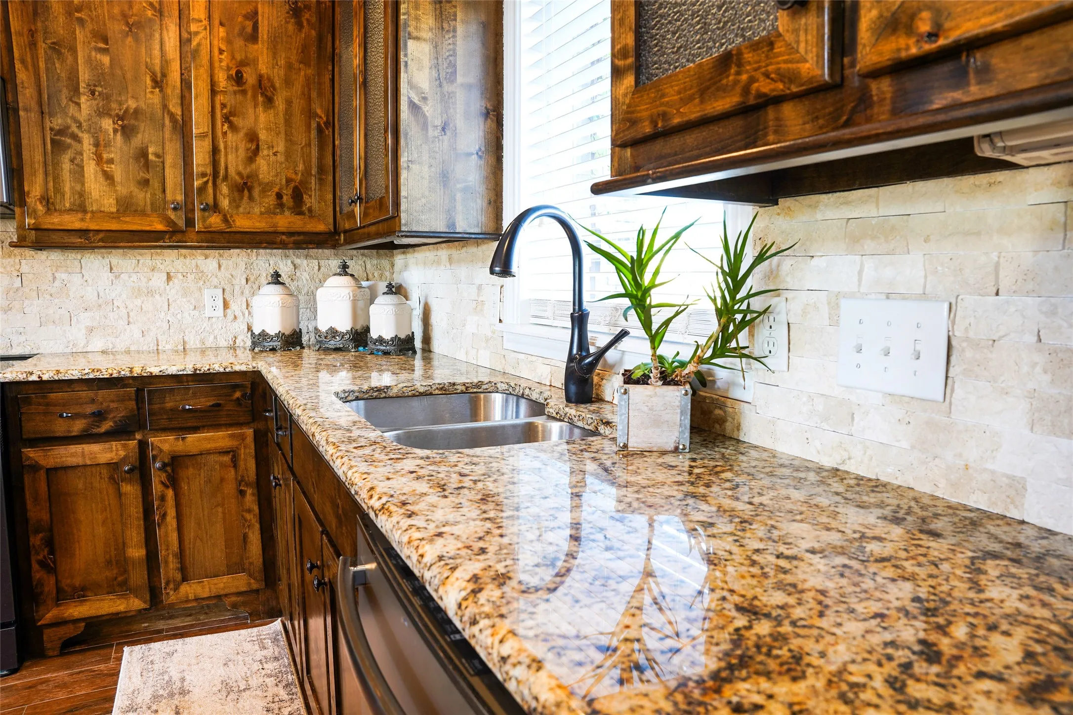 Single Family Residence For Sale in Hopkins County , 89 Ely Drive, Sulphur Springs, Texas 75482, 4 Bedrooms, 2 Bathrooms, 2 Garage spaces, 2,520 Sqft, built in 2016, Price $649,995, mls#21349618, Real Estate Agent in Sulphur Springs, Homes For Sale in Hopkins county, Homes For Sale in Sulphur Springs, Realtor in Sulphur Springs Texas, Real Estate Brokerage Independent Realty Texas, Luminita Cordes Realtor