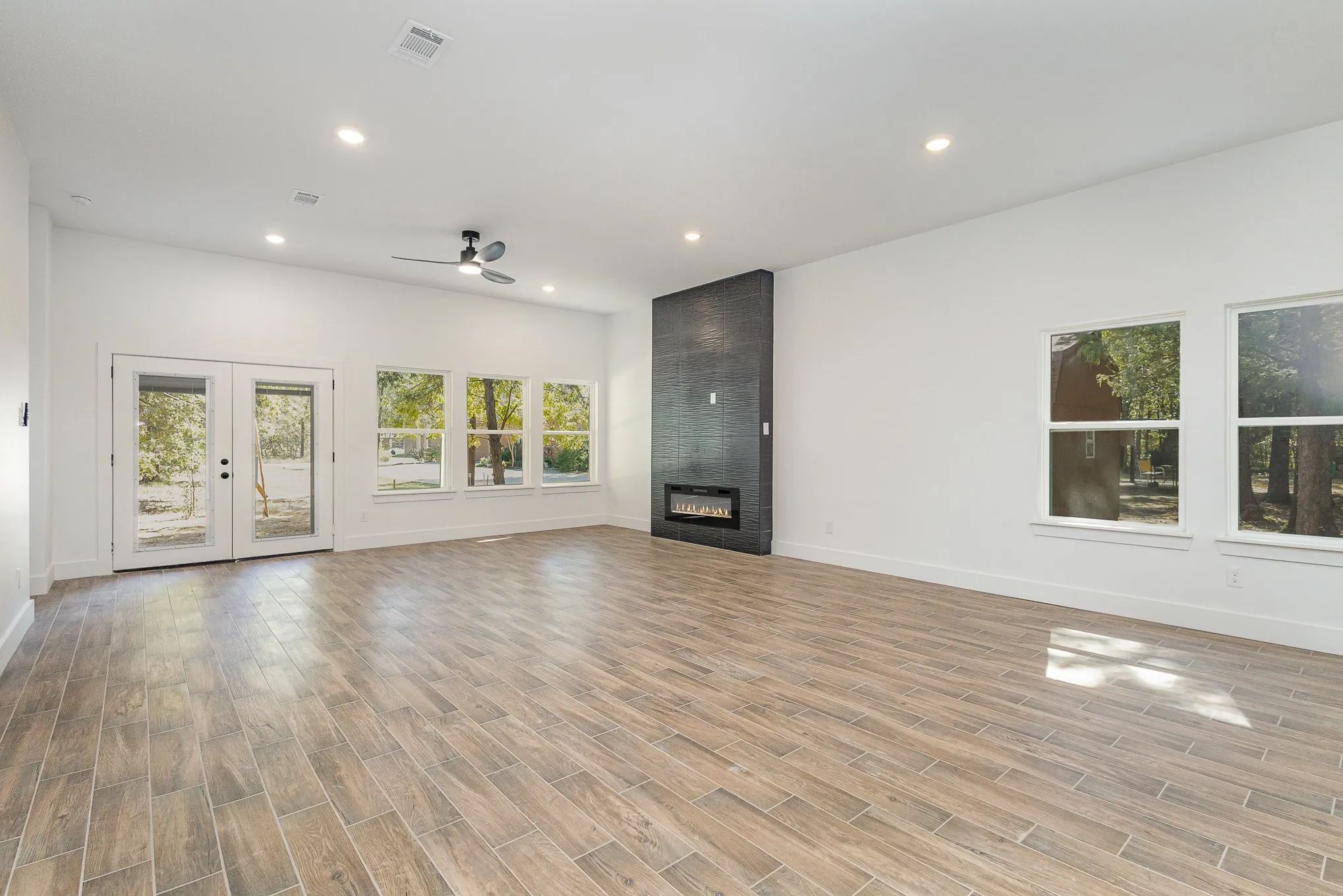 Single Family Residence For Sale in Henderson County , 116 Oakwood Drive, Trinidad, Texas 75163, 3 Bedroom, 2 Bathroom, 2 Garage spaces, 1,858 Sqft, built in 2024, mls#21343428, Real Estate Agent in Trinidad, Homes For Sale in Henderson county, Homes For Sale in Trinidad, Realtor in Trinidad Texas, Real Estate Brokerage Independent Realty Texas, Luminita Cordes Realtor