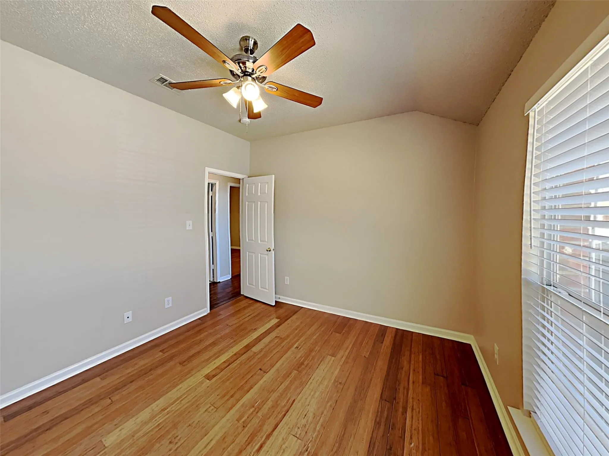 Single Family Residence For Rent in Rockwall County , 643 Big Oak Court, Rockwall, Texas 75087, 4 Bedroom, 2 Bathroom, 2 Garage spaces, 2,370 Sqft, built in 1998, mls#21350045, Real Estate Agent in Rockwall, Homes For Rent in Rockwall county, Homes For Rent in Rockwall, Realtor in Rockwall Texas, Real Estate Brokerage Independent Realty Texas, Luminita Cordes Realtor