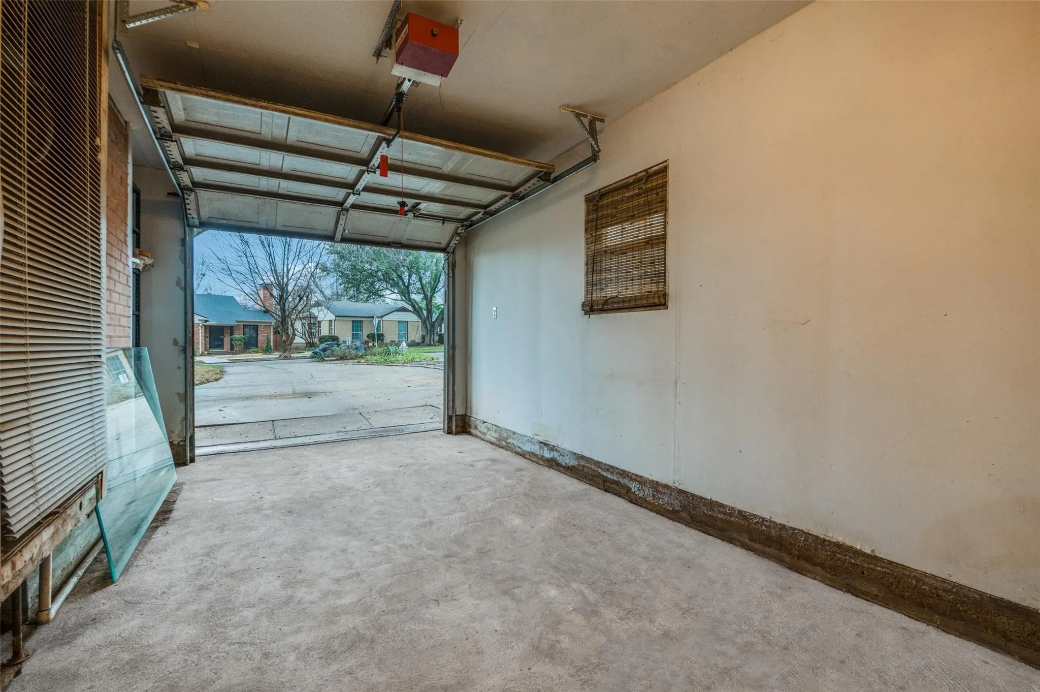 Single Family Residence For Sale in Dallas County , 2127 Leander Drive, Dallas, Texas 75211, 2 Bedroom, 1 Bathroom, 2 Garage spaces, 1,436 Sqft, built in 1941, mls#21342967, Real Estate Agent in Dallas, Homes For Sale in Dallas county, Homes For Sale in Dallas, Realtor in Dallas Texas, Real Estate Brokerage Independent Realty Texas, Luminita Cordes Realtor