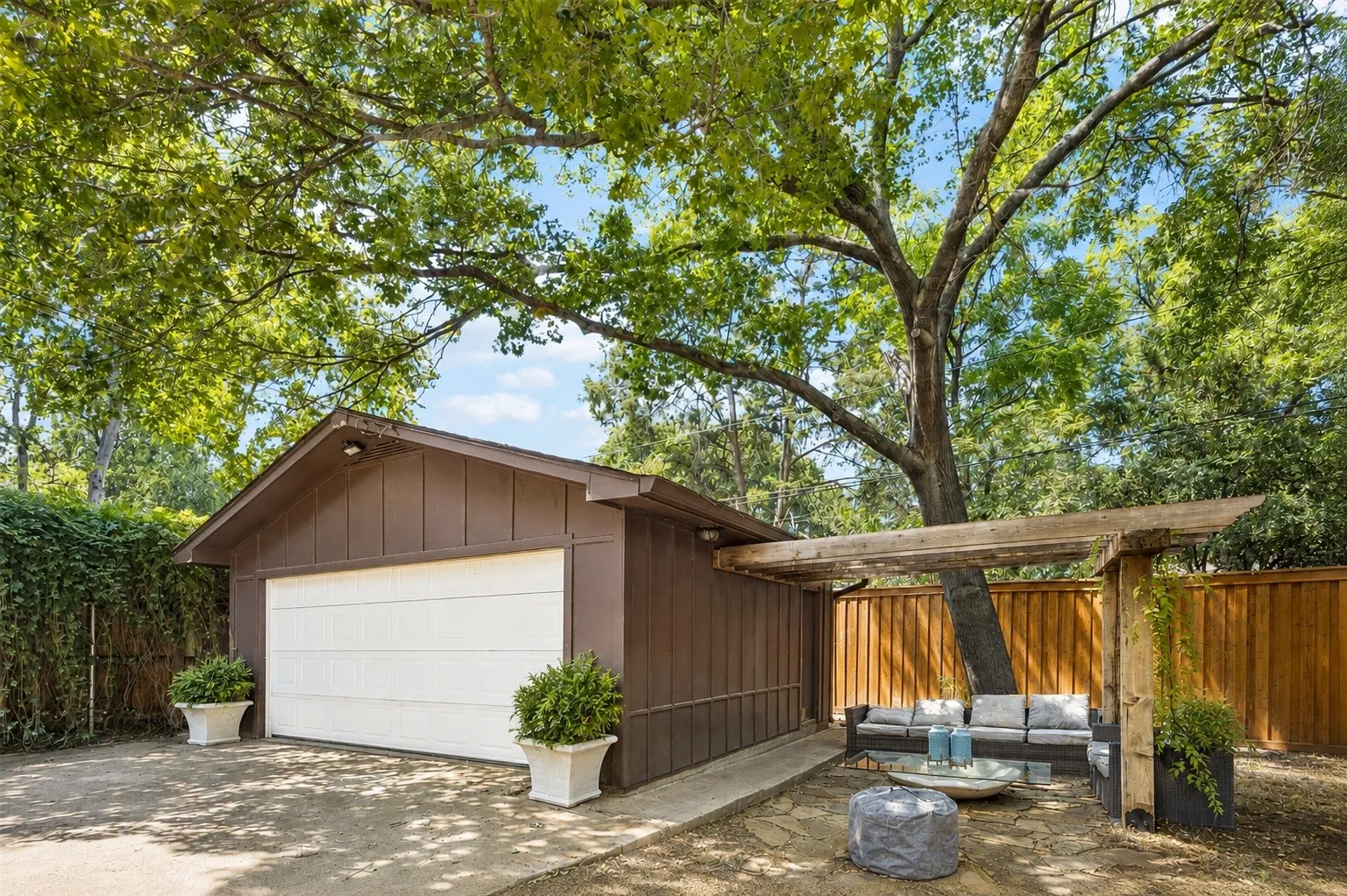 Single Family Residence For Sale in Dallas County , 2127 Leander Drive, Dallas, Texas 75211, 2 Bedroom, 1 Bathroom, 2 Garage spaces, 1,436 Sqft, built in 1941, mls#21342967, Real Estate Agent in Dallas, Homes For Sale in Dallas county, Homes For Sale in Dallas, Realtor in Dallas Texas, Real Estate Brokerage Independent Realty Texas, Luminita Cordes Realtor