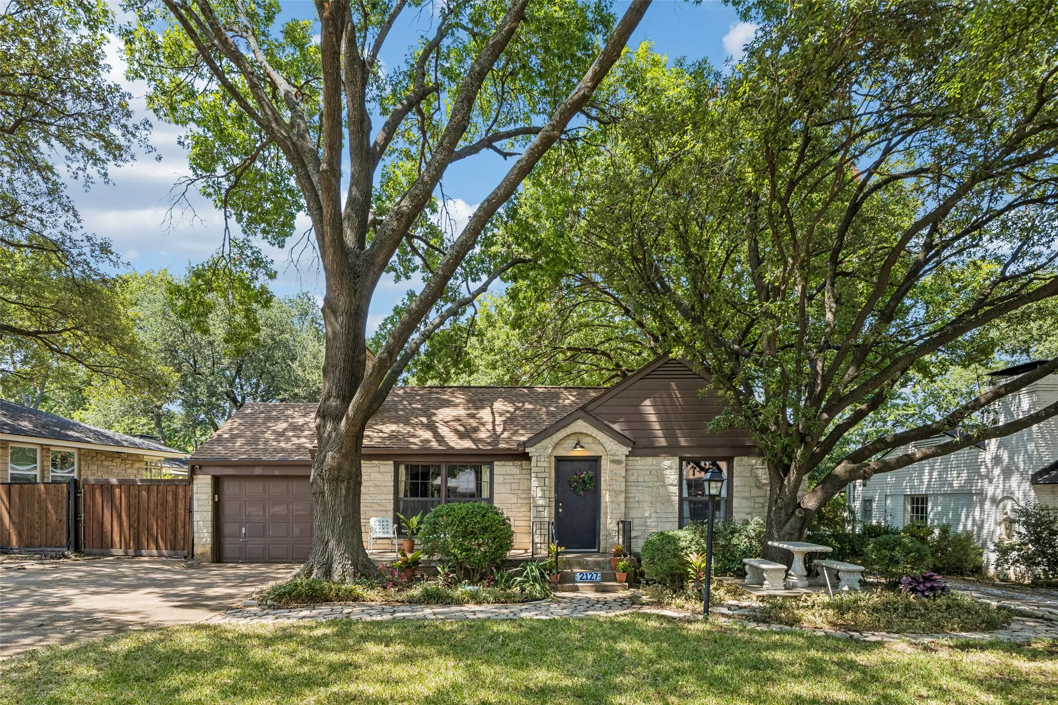 Single Family Residence For Sale in Dallas County , 2127 Leander Drive, Dallas, Texas 75211, 2 Bedroom, 1 Bathroom, 2 Garage spaces, 1,436 Sqft, built in 1941, mls#21342967, Real Estate Agent in Dallas, Homes For Sale in Dallas county, Homes For Sale in Dallas, Realtor in Dallas Texas, Real Estate Brokerage Independent Realty Texas, Luminita Cordes Realtor