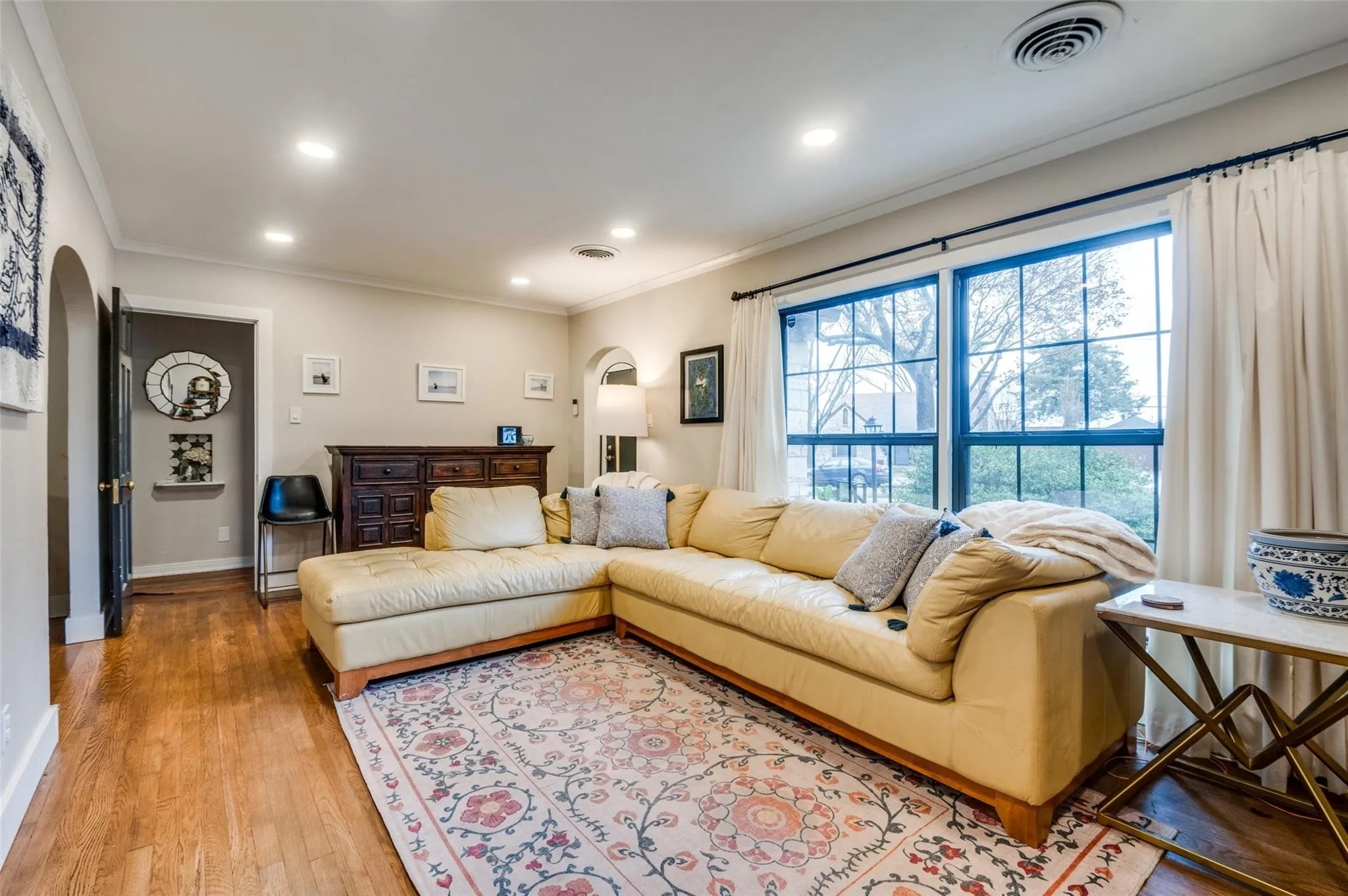 Single Family Residence For Sale in Dallas County , 2127 Leander Drive, Dallas, Texas 75211, 2 Bedroom, 1 Bathroom, 2 Garage spaces, 1,436 Sqft, built in 1941, mls#21342967, Real Estate Agent in Dallas, Homes For Sale in Dallas county, Homes For Sale in Dallas, Realtor in Dallas Texas, Real Estate Brokerage Independent Realty Texas, Luminita Cordes Realtor