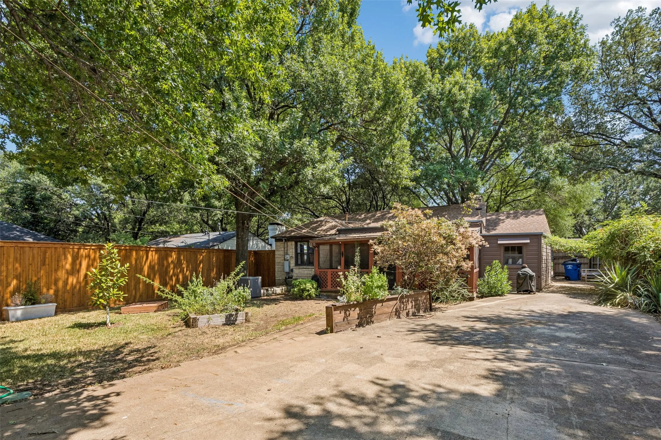 Single Family Residence For Sale in Dallas County , 2127 Leander Drive, Dallas, Texas 75211, 2 Bedroom, 1 Bathroom, 2 Garage spaces, 1,436 Sqft, built in 1941, mls#21342967, Real Estate Agent in Dallas, Homes For Sale in Dallas county, Homes For Sale in Dallas, Realtor in Dallas Texas, Real Estate Brokerage Independent Realty Texas, Luminita Cordes Realtor