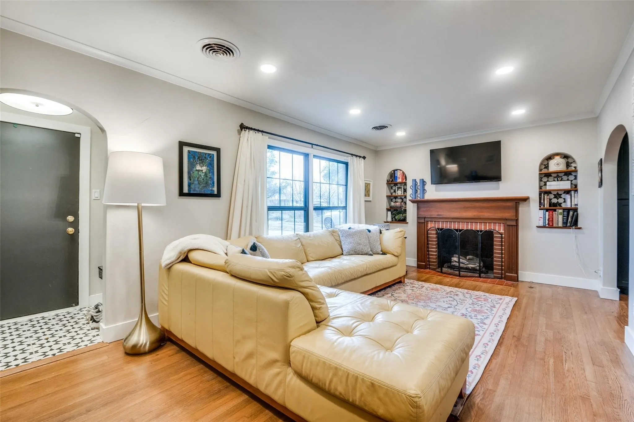 Single Family Residence For Sale in Dallas County , 2127 Leander Drive, Dallas, Texas 75211, 2 Bedroom, 1 Bathroom, 2 Garage spaces, 1,436 Sqft, built in 1941, mls#21342967, Real Estate Agent in Dallas, Homes For Sale in Dallas county, Homes For Sale in Dallas, Realtor in Dallas Texas, Real Estate Brokerage Independent Realty Texas, Luminita Cordes Realtor