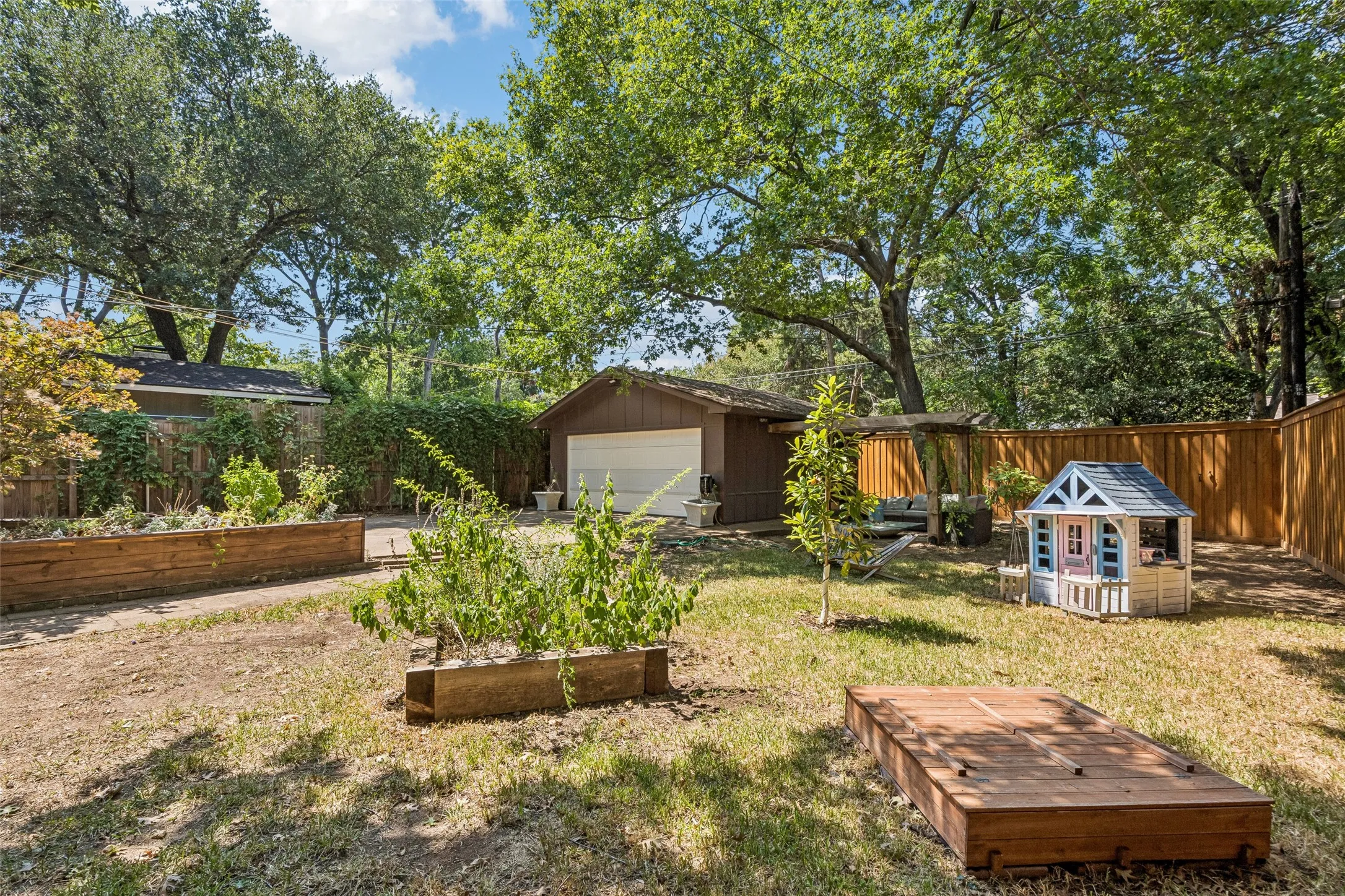 Single Family Residence For Sale in Dallas County , 2127 Leander Drive, Dallas, Texas 75211, 2 Bedroom, 1 Bathroom, 2 Garage spaces, 1,436 Sqft, built in 1941, mls#21342967, Real Estate Agent in Dallas, Homes For Sale in Dallas county, Homes For Sale in Dallas, Realtor in Dallas Texas, Real Estate Brokerage Independent Realty Texas, Luminita Cordes Realtor