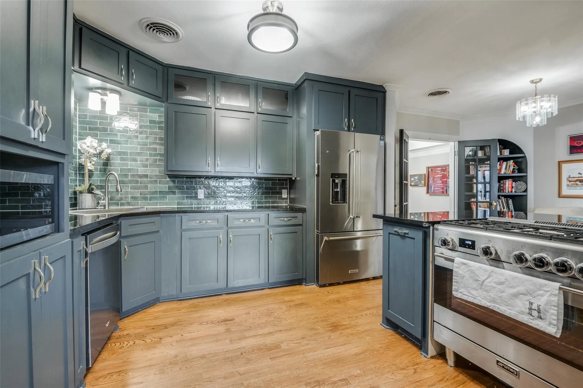 Single Family Residence For Sale in Dallas County , 2127 Leander Drive, Dallas, Texas 75211, 2 Bedroom, 1 Bathroom, 2 Garage spaces, 1,436 Sqft, built in 1941, mls#21342967, Real Estate Agent in Dallas, Homes For Sale in Dallas county, Homes For Sale in Dallas, Realtor in Dallas Texas, Real Estate Brokerage Independent Realty Texas, Luminita Cordes Realtor