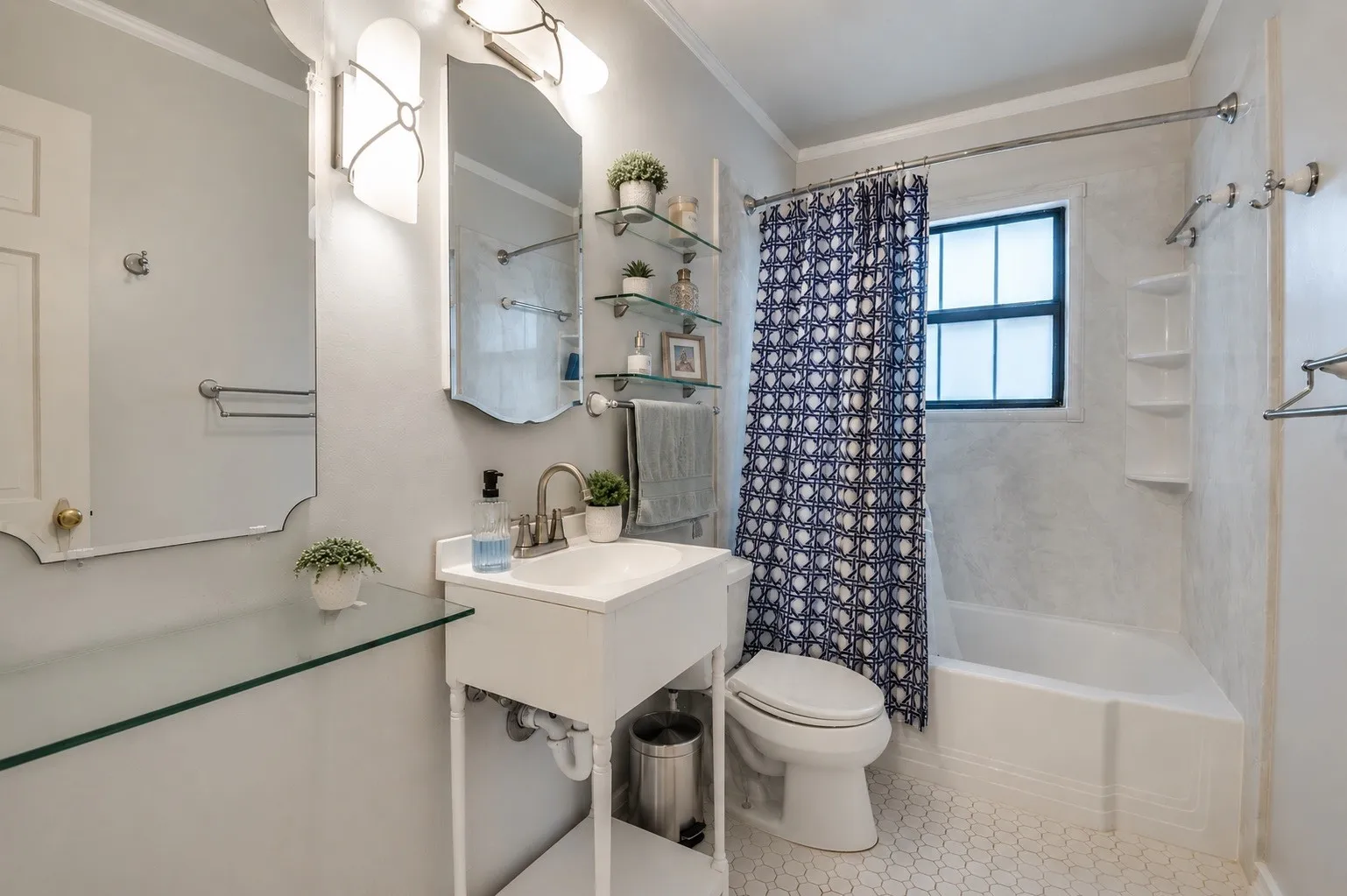 Single Family Residence For Sale in Dallas County , 2127 Leander Drive, Dallas, Texas 75211, 2 Bedroom, 1 Bathroom, 2 Garage spaces, 1,436 Sqft, built in 1941, mls#21342967, Real Estate Agent in Dallas, Homes For Sale in Dallas county, Homes For Sale in Dallas, Realtor in Dallas Texas, Real Estate Brokerage Independent Realty Texas, Luminita Cordes Realtor