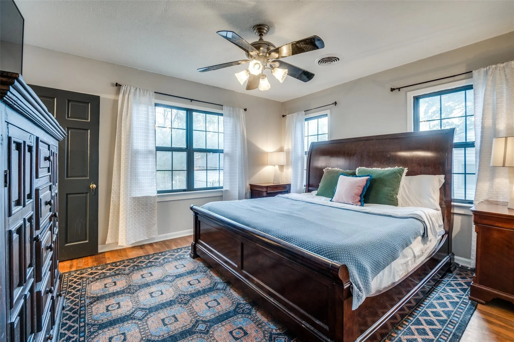 Single Family Residence For Sale in Dallas County , 2127 Leander Drive, Dallas, Texas 75211, 2 Bedroom, 1 Bathroom, 2 Garage spaces, 1,436 Sqft, built in 1941, mls#21342967, Real Estate Agent in Dallas, Homes For Sale in Dallas county, Homes For Sale in Dallas, Realtor in Dallas Texas, Real Estate Brokerage Independent Realty Texas, Luminita Cordes Realtor