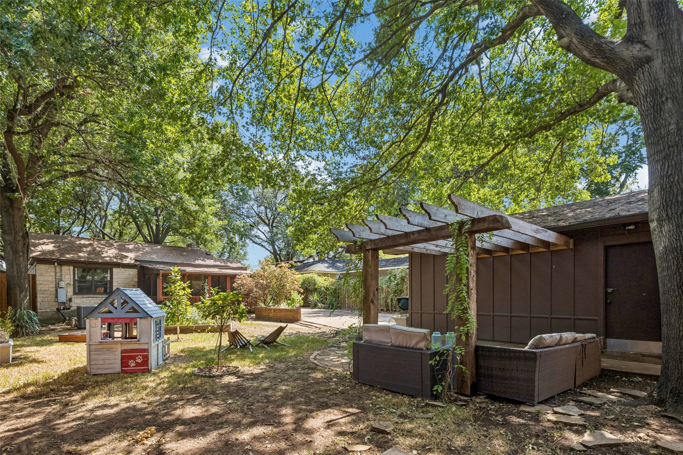 Single Family Residence For Sale in Dallas County , 2127 Leander Drive, Dallas, Texas 75211, 2 Bedroom, 1 Bathroom, 2 Garage spaces, 1,436 Sqft, built in 1941, mls#21342967, Real Estate Agent in Dallas, Homes For Sale in Dallas county, Homes For Sale in Dallas, Realtor in Dallas Texas, Real Estate Brokerage Independent Realty Texas, Luminita Cordes Realtor