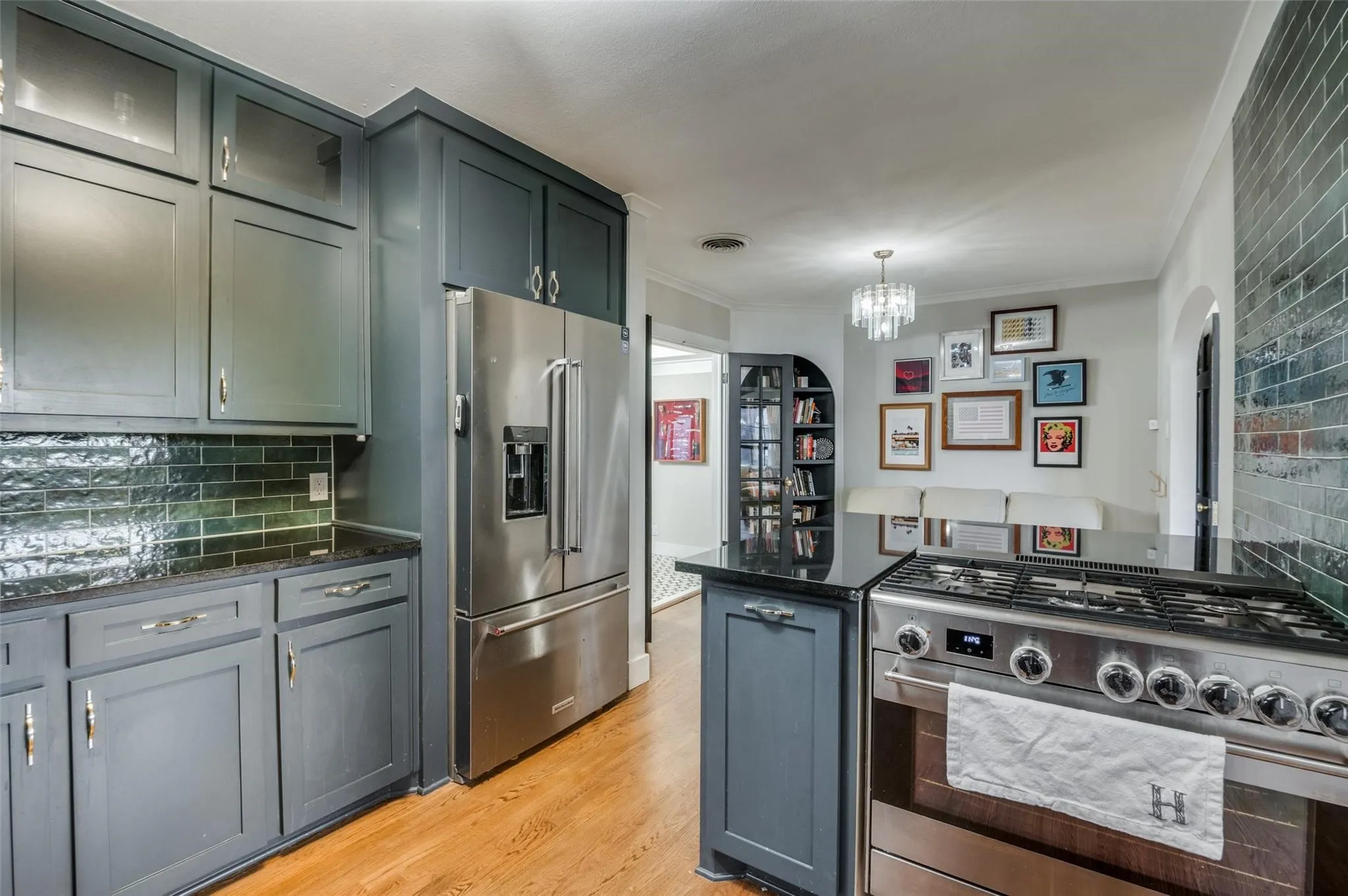 Single Family Residence For Sale in Dallas County , 2127 Leander Drive, Dallas, Texas 75211, 2 Bedroom, 1 Bathroom, 2 Garage spaces, 1,436 Sqft, built in 1941, mls#21342967, Real Estate Agent in Dallas, Homes For Sale in Dallas county, Homes For Sale in Dallas, Realtor in Dallas Texas, Real Estate Brokerage Independent Realty Texas, Luminita Cordes Realtor