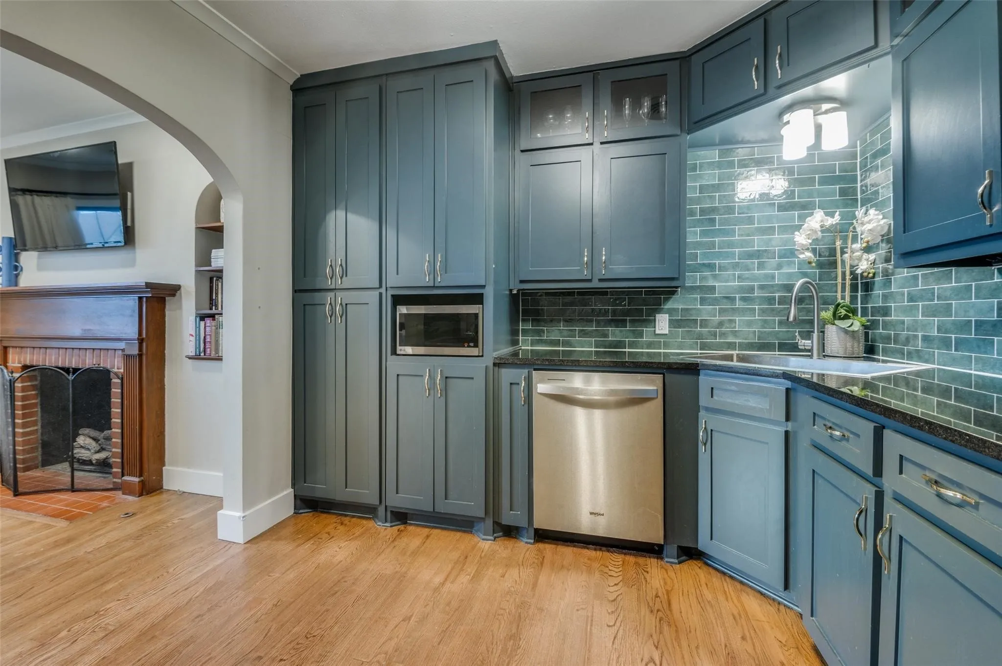 Single Family Residence For Sale in Dallas County , 2127 Leander Drive, Dallas, Texas 75211, 2 Bedroom, 1 Bathroom, 2 Garage spaces, 1,436 Sqft, built in 1941, mls#21342967, Real Estate Agent in Dallas, Homes For Sale in Dallas county, Homes For Sale in Dallas, Realtor in Dallas Texas, Real Estate Brokerage Independent Realty Texas, Luminita Cordes Realtor
