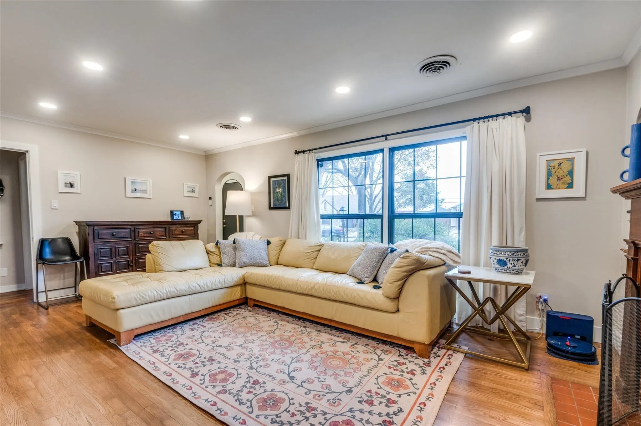 Single Family Residence For Sale in Dallas County , 2127 Leander Drive, Dallas, Texas 75211, 2 Bedroom, 1 Bathroom, 2 Garage spaces, 1,436 Sqft, built in 1941, mls#21342967, Real Estate Agent in Dallas, Homes For Sale in Dallas county, Homes For Sale in Dallas, Realtor in Dallas Texas, Real Estate Brokerage Independent Realty Texas, Luminita Cordes Realtor